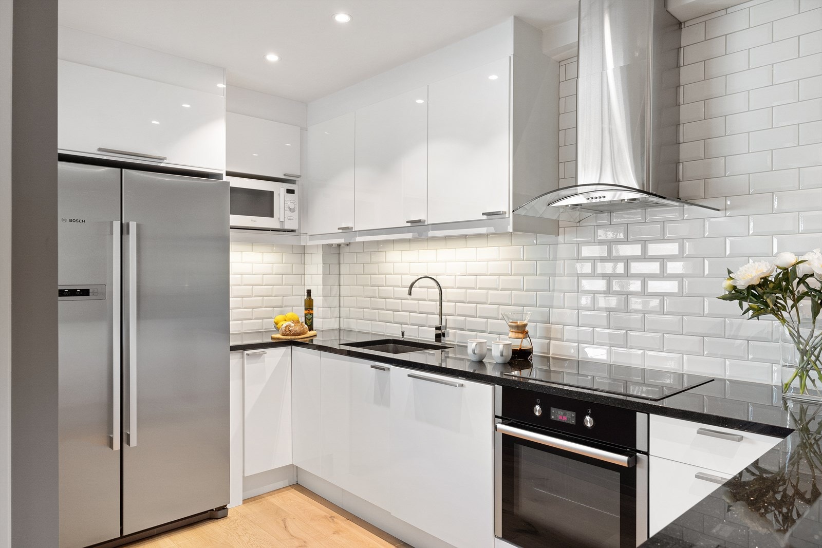 - Integrert induksjonstopp, stekeovn og oppvaskmaskin. Kullfilterventilator over kokeplass - Galleribilde