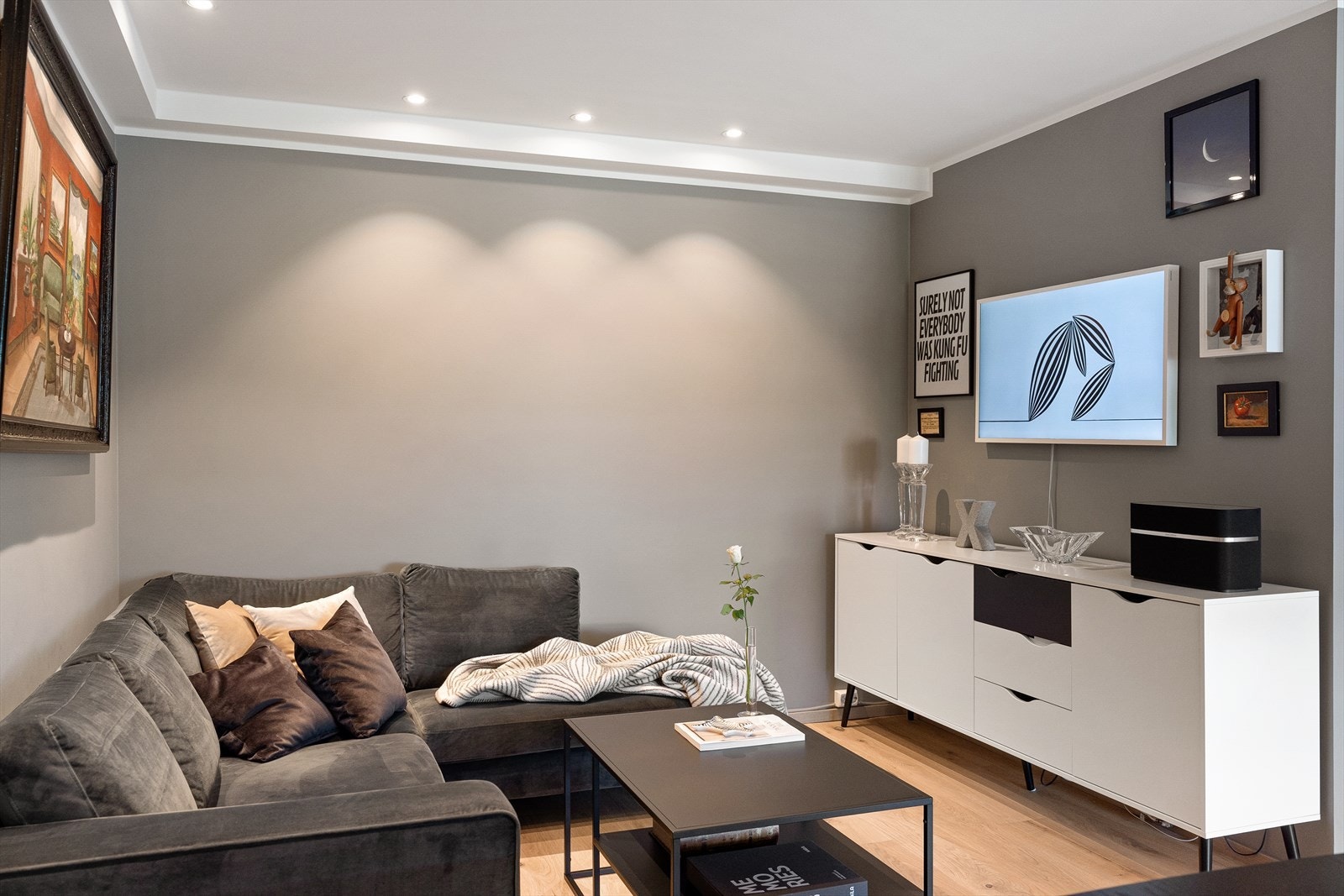 - God plass til sofaseksjon med tilhørende møblement og TV-benk - Galleribilde