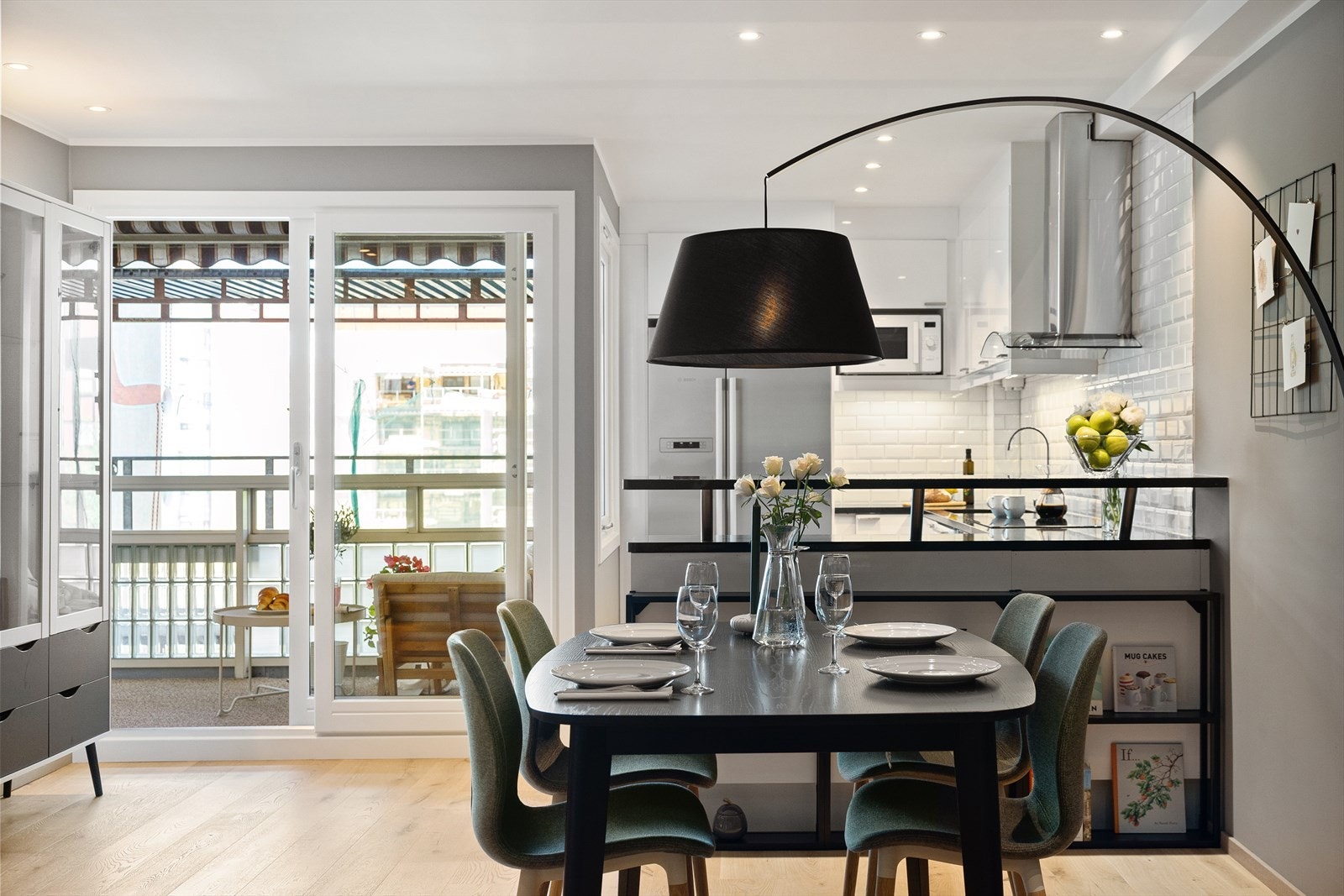 - Store vindusflater som gir rikelig med luft og lys i tillegg til utgang til balkong - Galleribilde