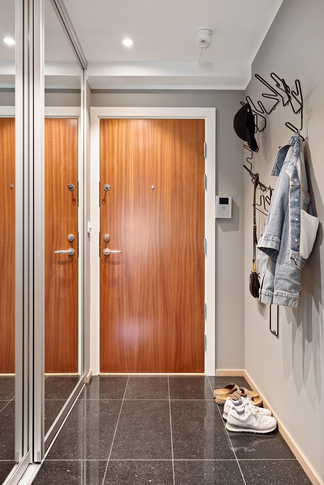 - Lys og innbydende entré som gir et godt førsteinntrykk av leiligheten. God plass til sko og yttertøy - Galleribilde