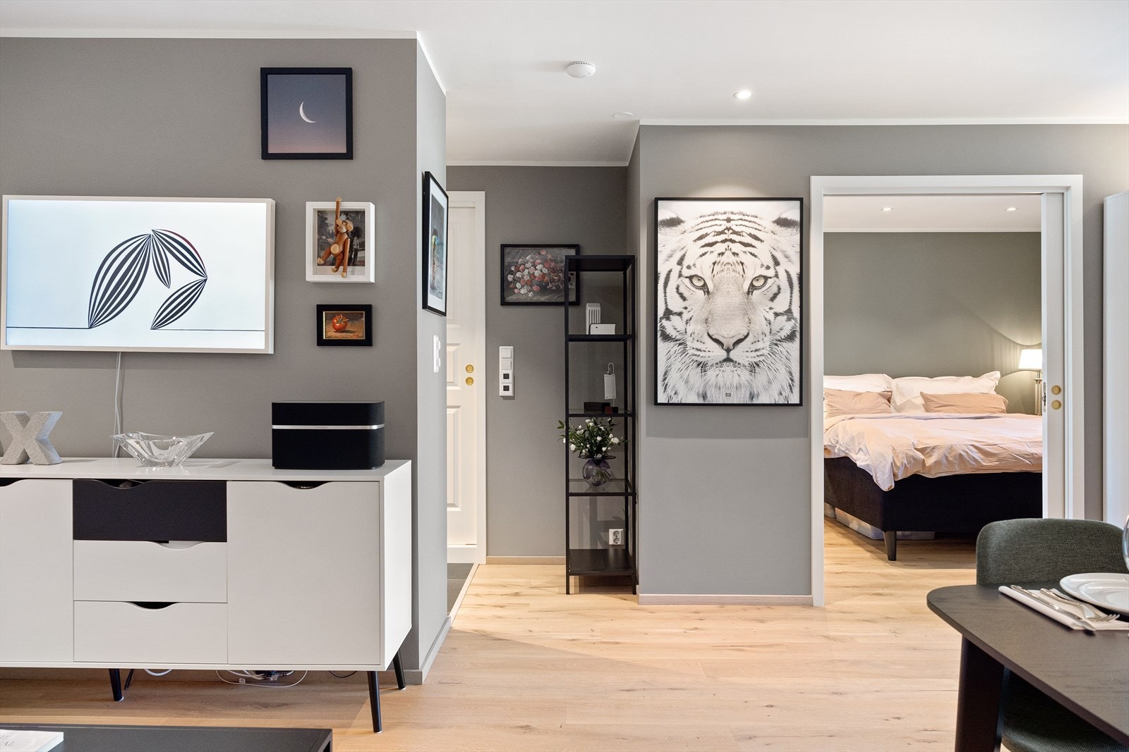 - Leiligheten er malt i delikate og tidsriktige farger - Galleribilde