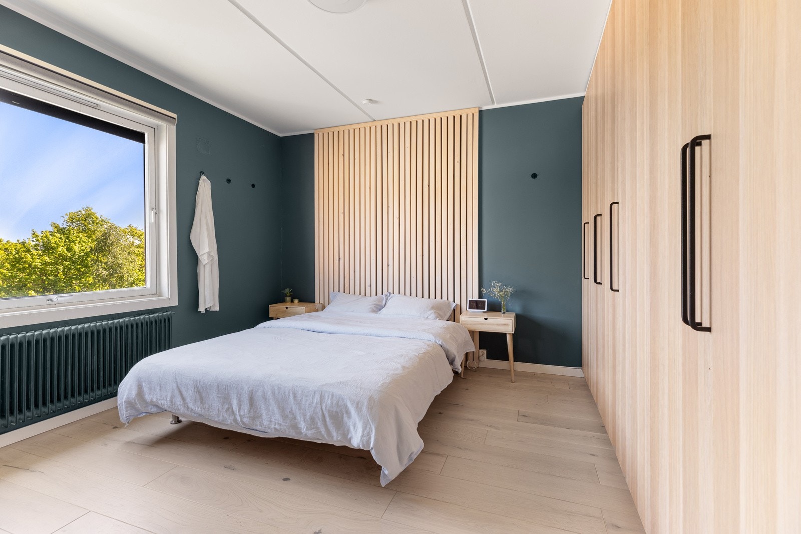 Romslig soverom med lekre detaljer Galleribilde