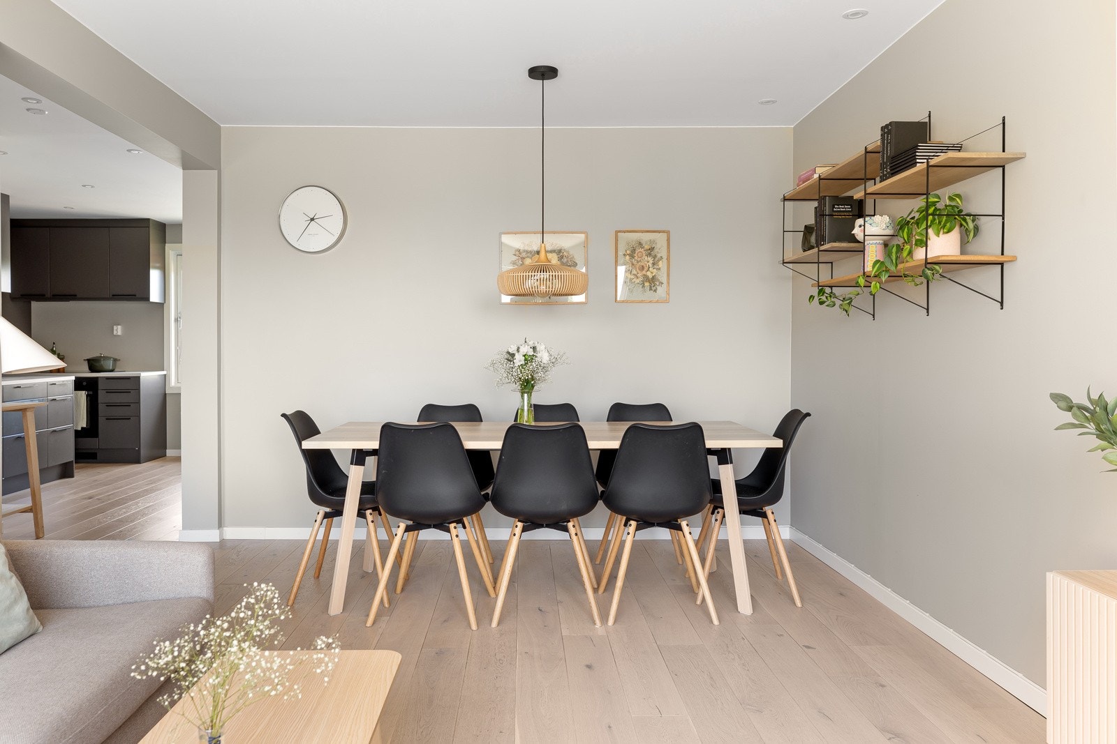 God plass til stort spisebord i stuen Galleribilde