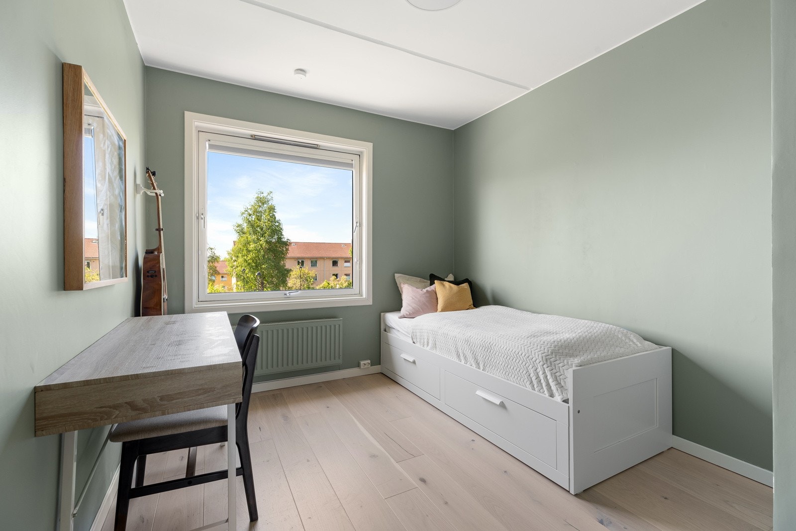 Soverom II med god plass til seng, skrivepult og oppbevaring Galleribilde
