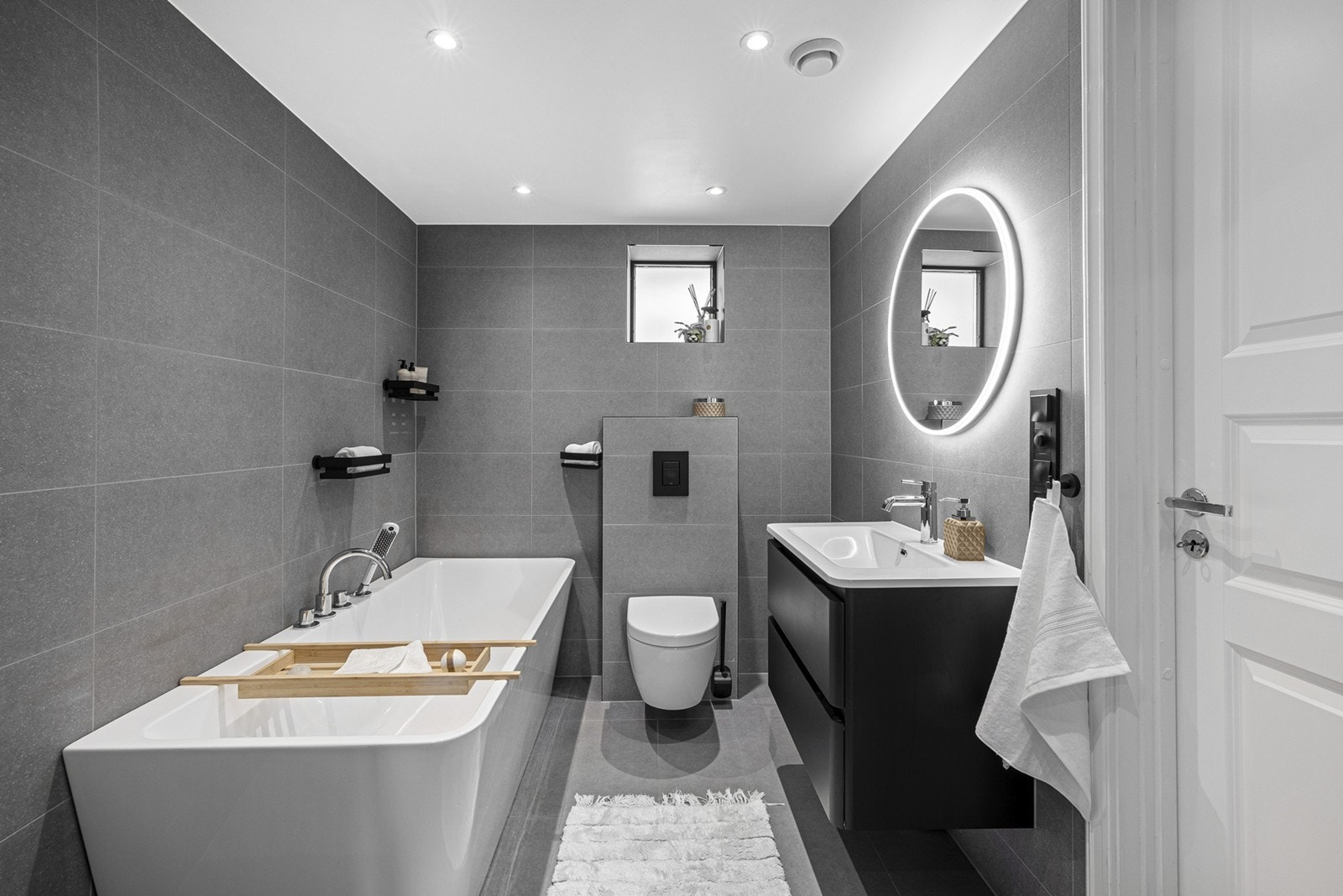 Lekkert bad fra 2021 med flislagte vegger og flislagt gulv.
Badet har downlights og gulvvarme. Galleribilde
