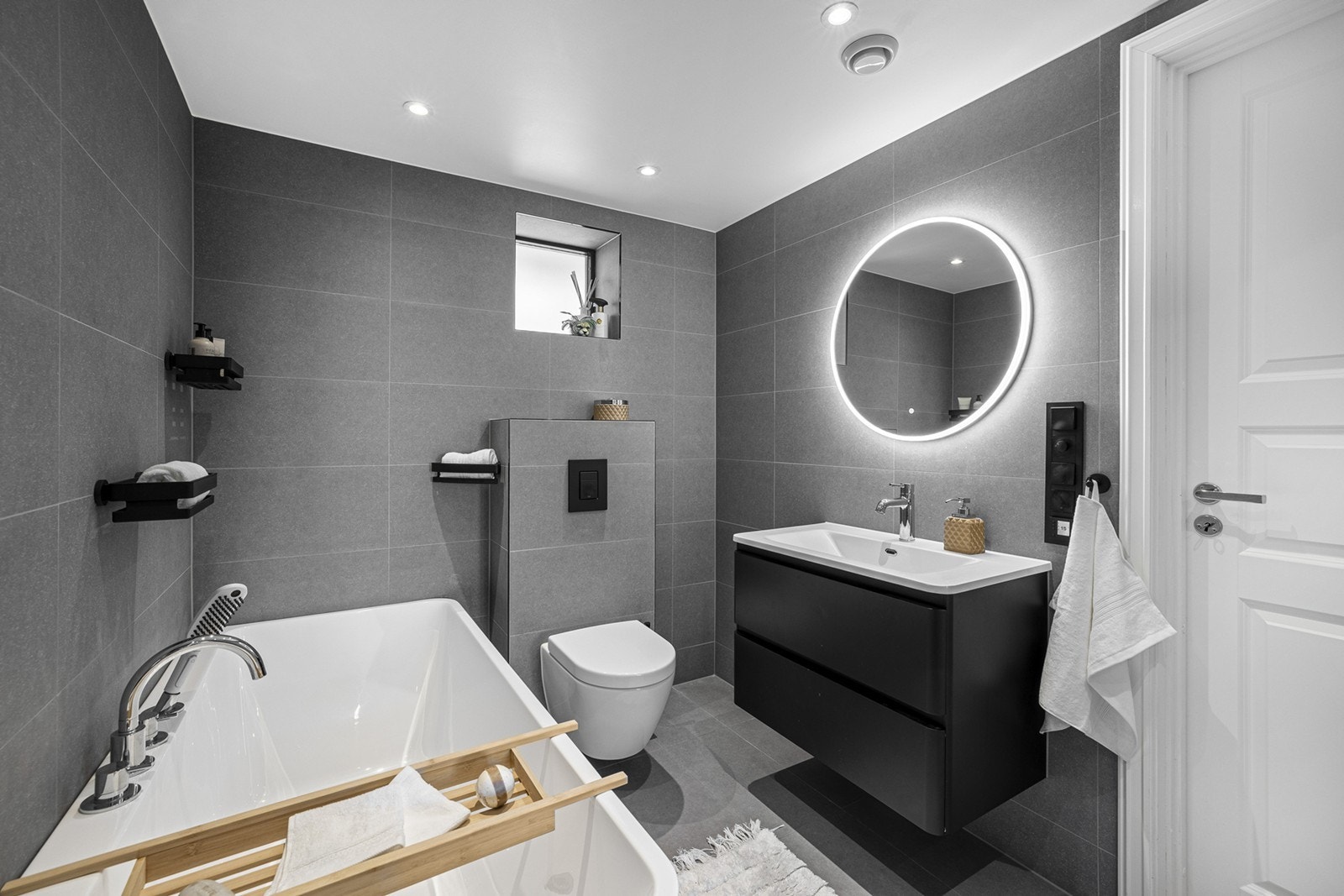 Det er tilkoblet vegghengt vannklosett og badet har badekar. Galleribilde