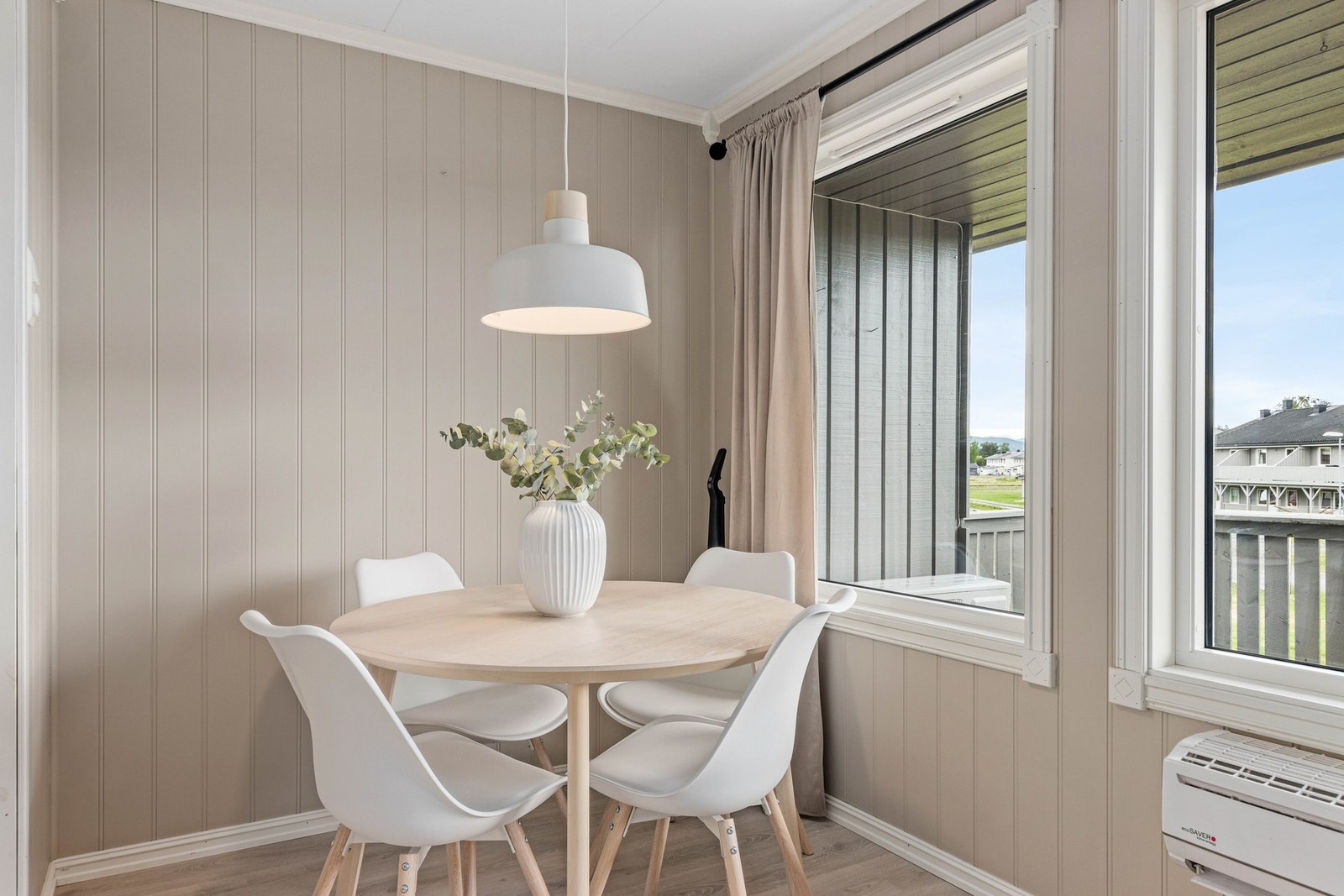 Plass til kjøkkenbord ved kjøkkenet. Galleribilde