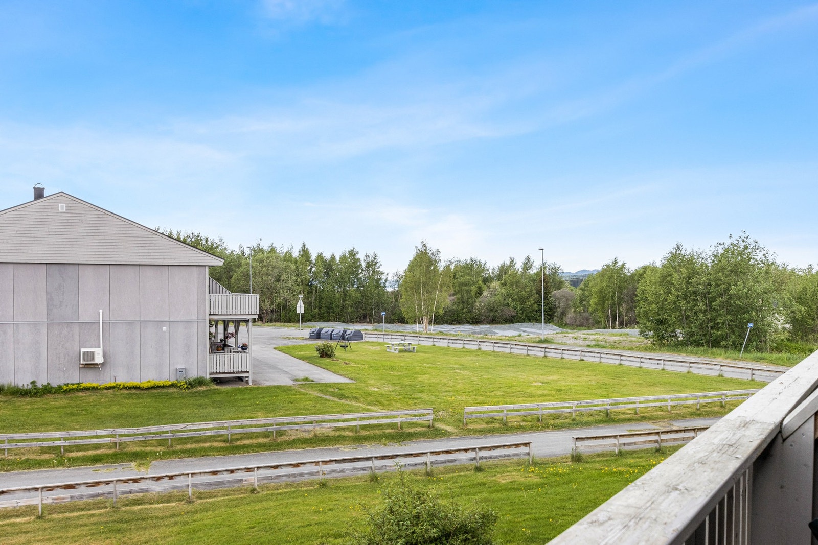 Bygget ligger pent til med god plass mellom byggene. Galleribilde