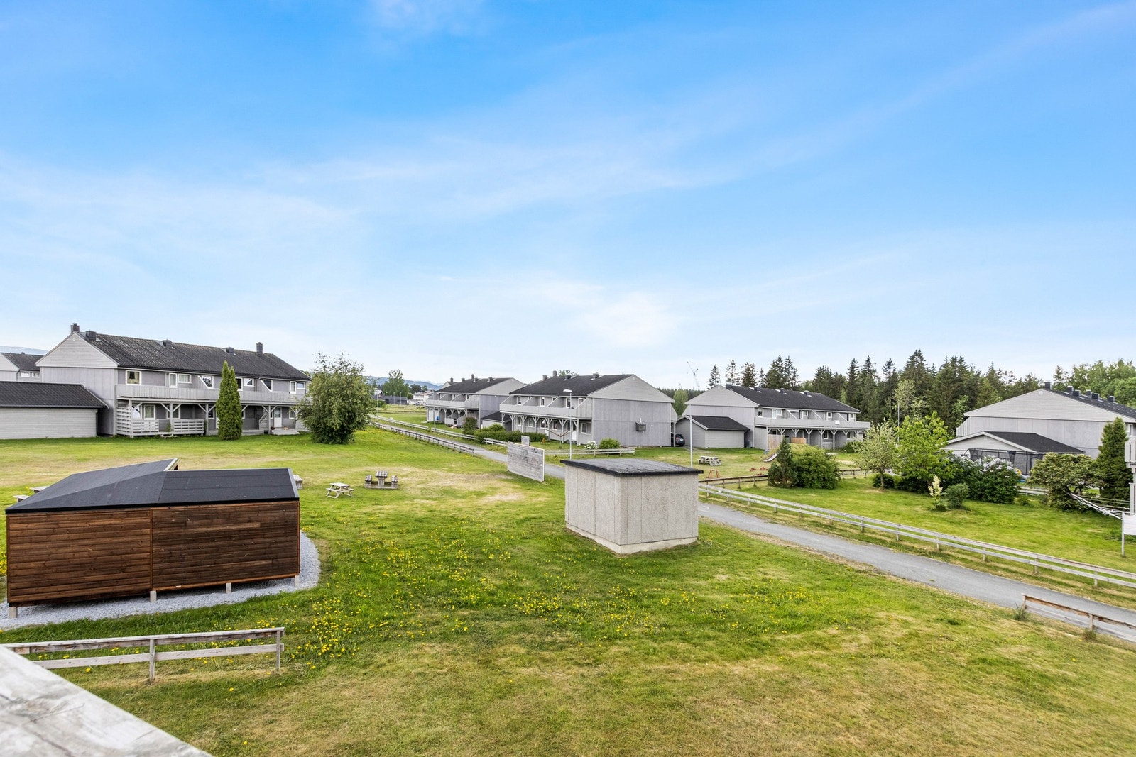 Store grøntarealer rundt leilighetene. Galleribilde