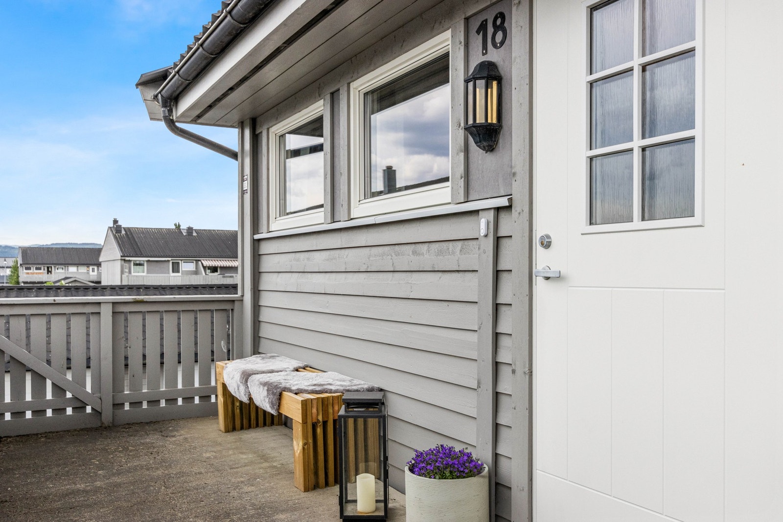 God plass ved inngangsdøren - utsikt mot elva fra benken. Galleribilde