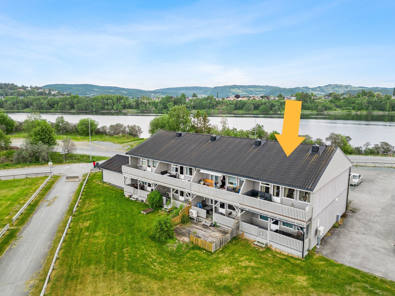 Leiligheten ligger flott til på enden av bygget med nærheten til Verdalselva. Galleribilde