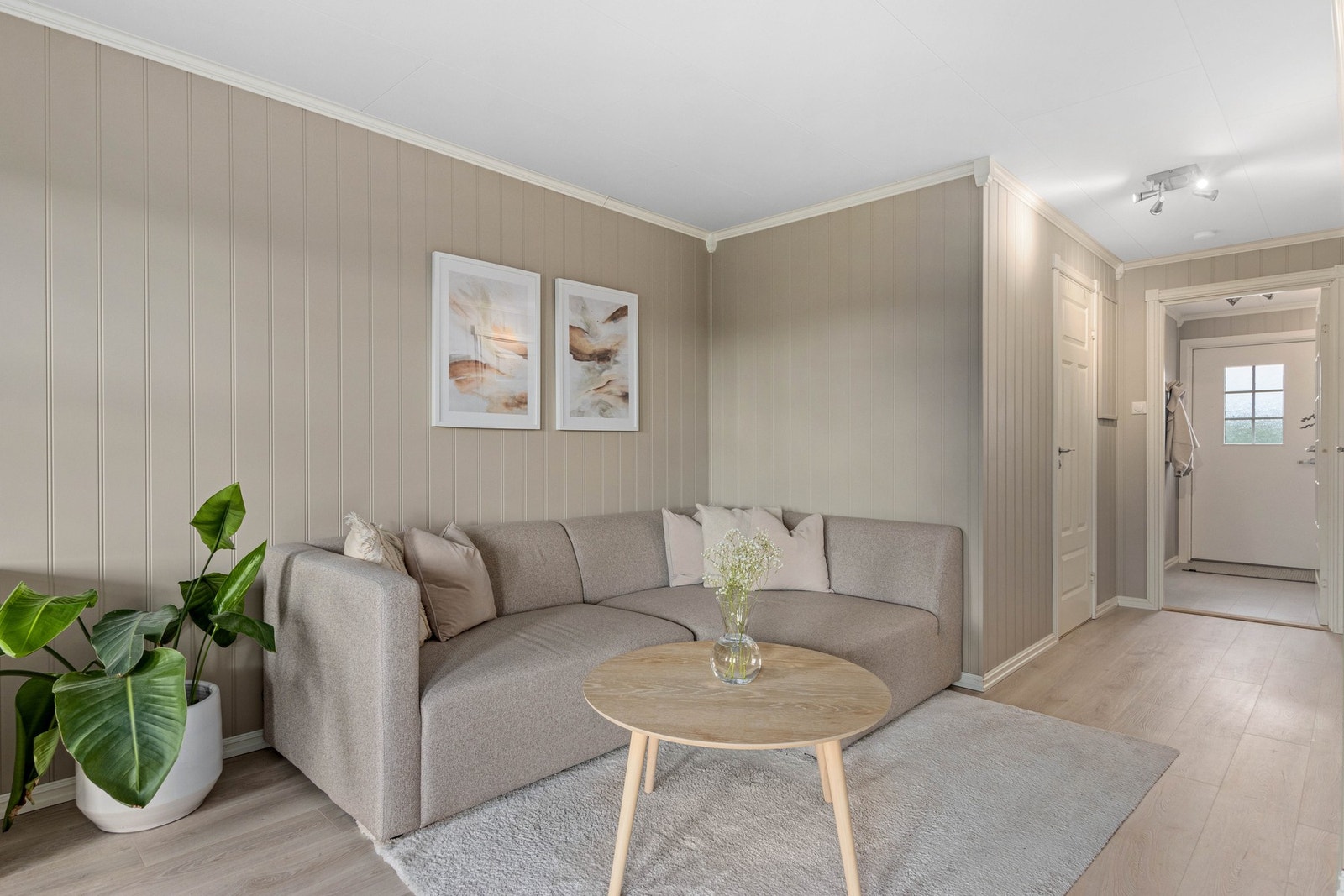 Leiligheten er malt opp i moderne farger og svært pent gulv. Galleribilde