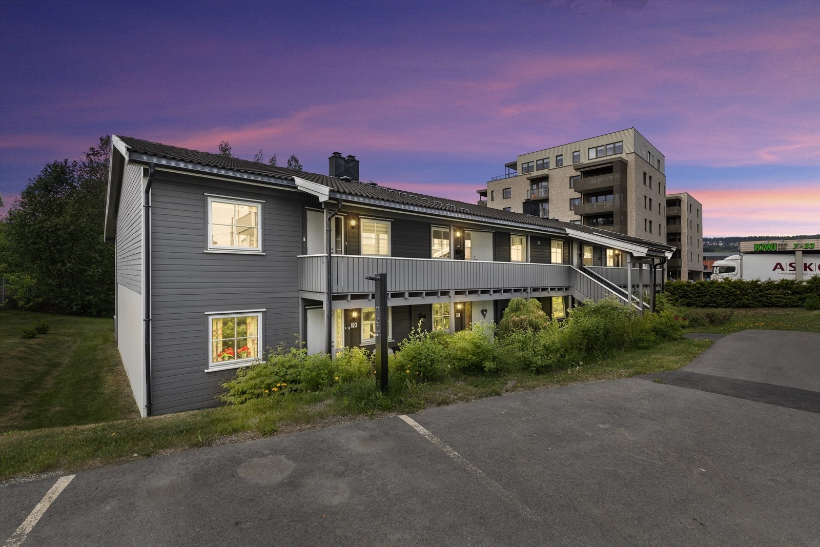 Leiligheten ligger sentralt i hjertet av Frogner sentrum i Lillestrøm kommune. Kort gangavstand til togstasjonen og Kiwi Galleribilde