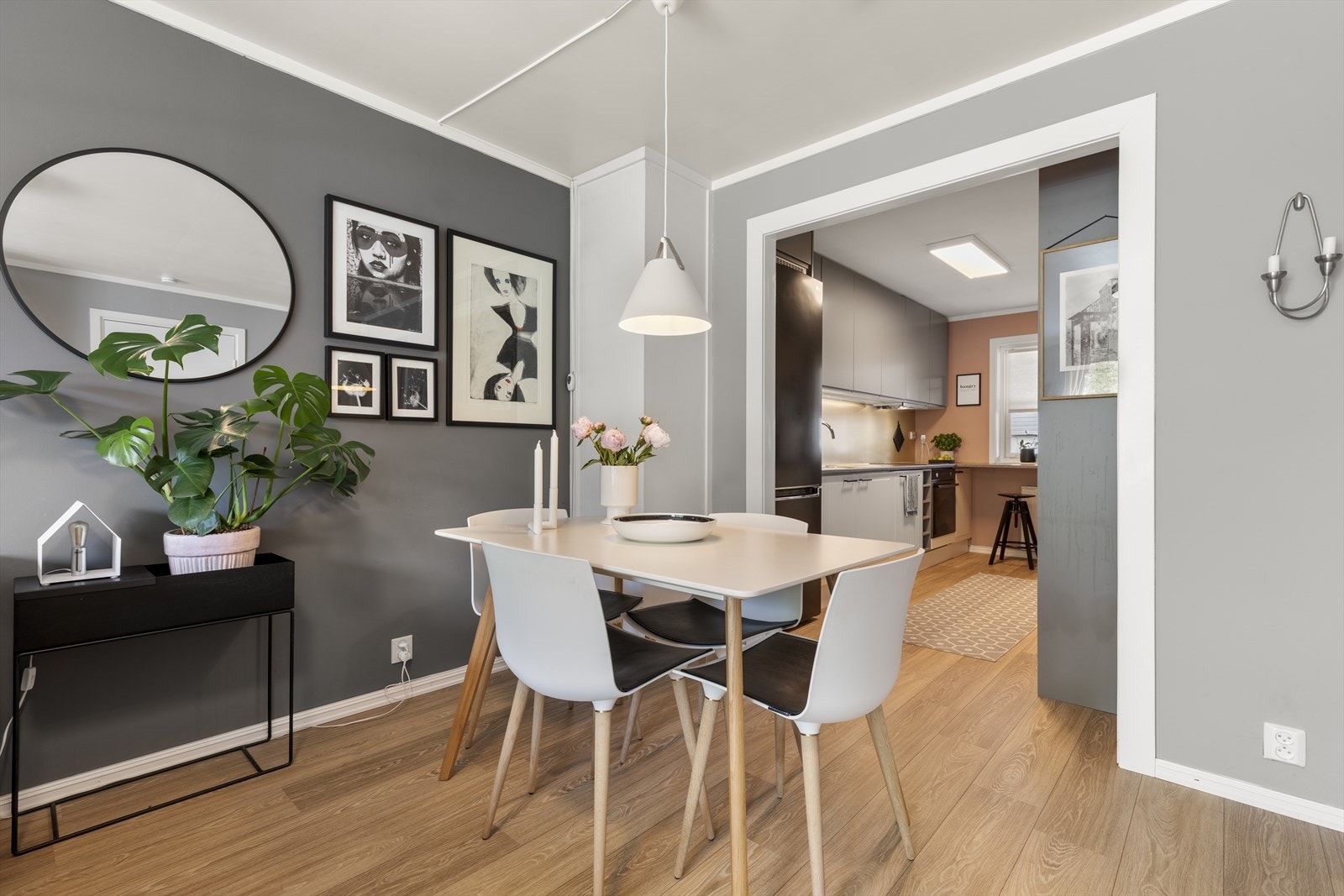 Spisebordet deler stuen naturlig inn i ulike soner som skiller kjøkkenet og stuen. Galleribilde