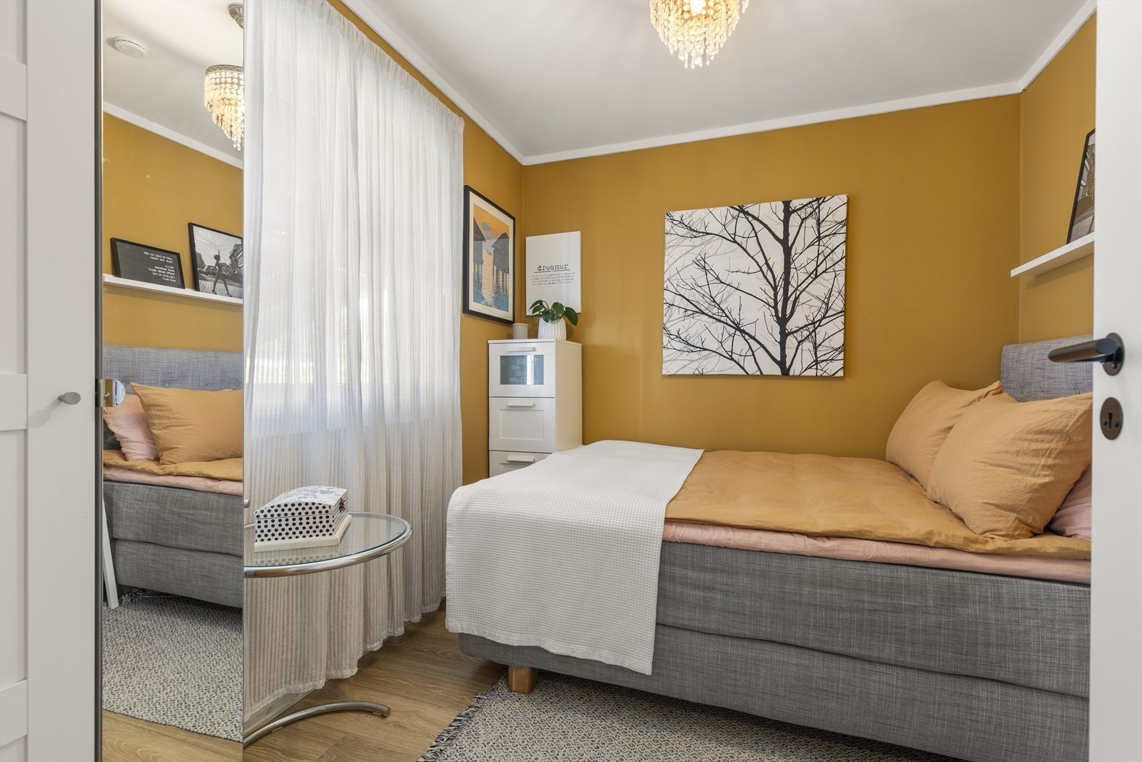 Videre er rommet innredet med et garderobeskap og kommode. Galleribilde