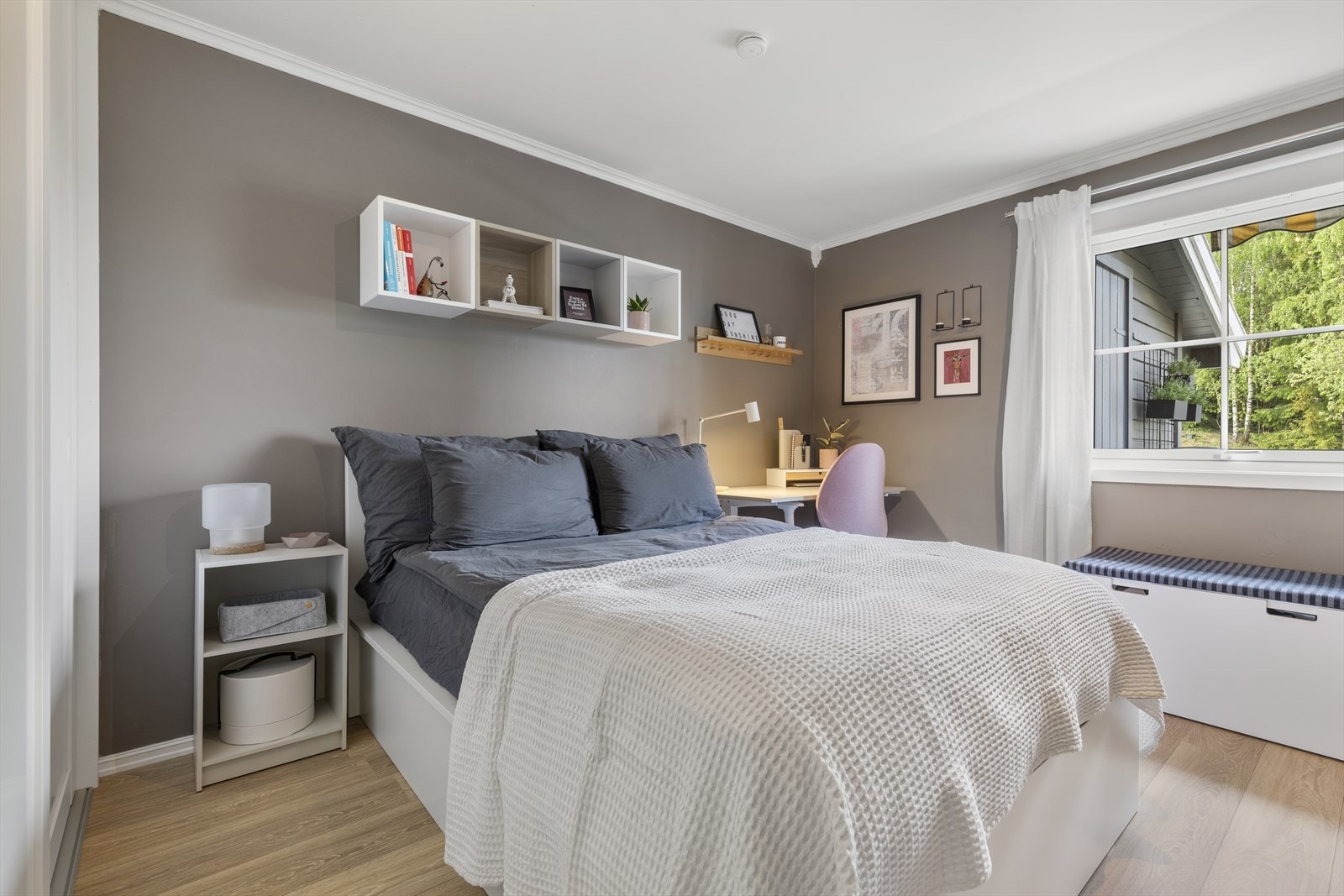 Hovedsoverommet er i dag innredet med en dobbeltseng med tilhørende kommode. Galleribilde