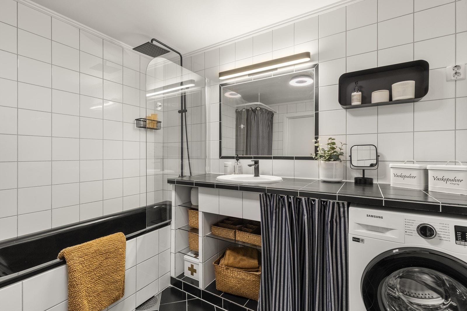 Både vegger og gulv er flislagt. Det er varmekabler på gulvet. Galleribilde