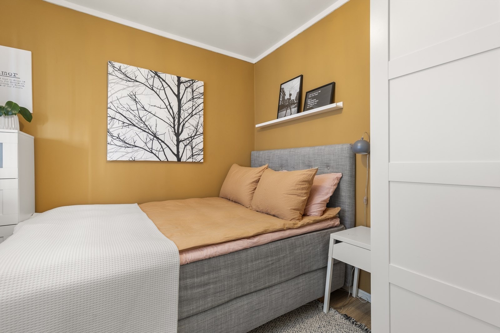 Soverom 2 har en stilig gulfarge på veggen og er i likhet med hovedsoverommet innredet med en dobbeltseng og kommode. Galleribilde