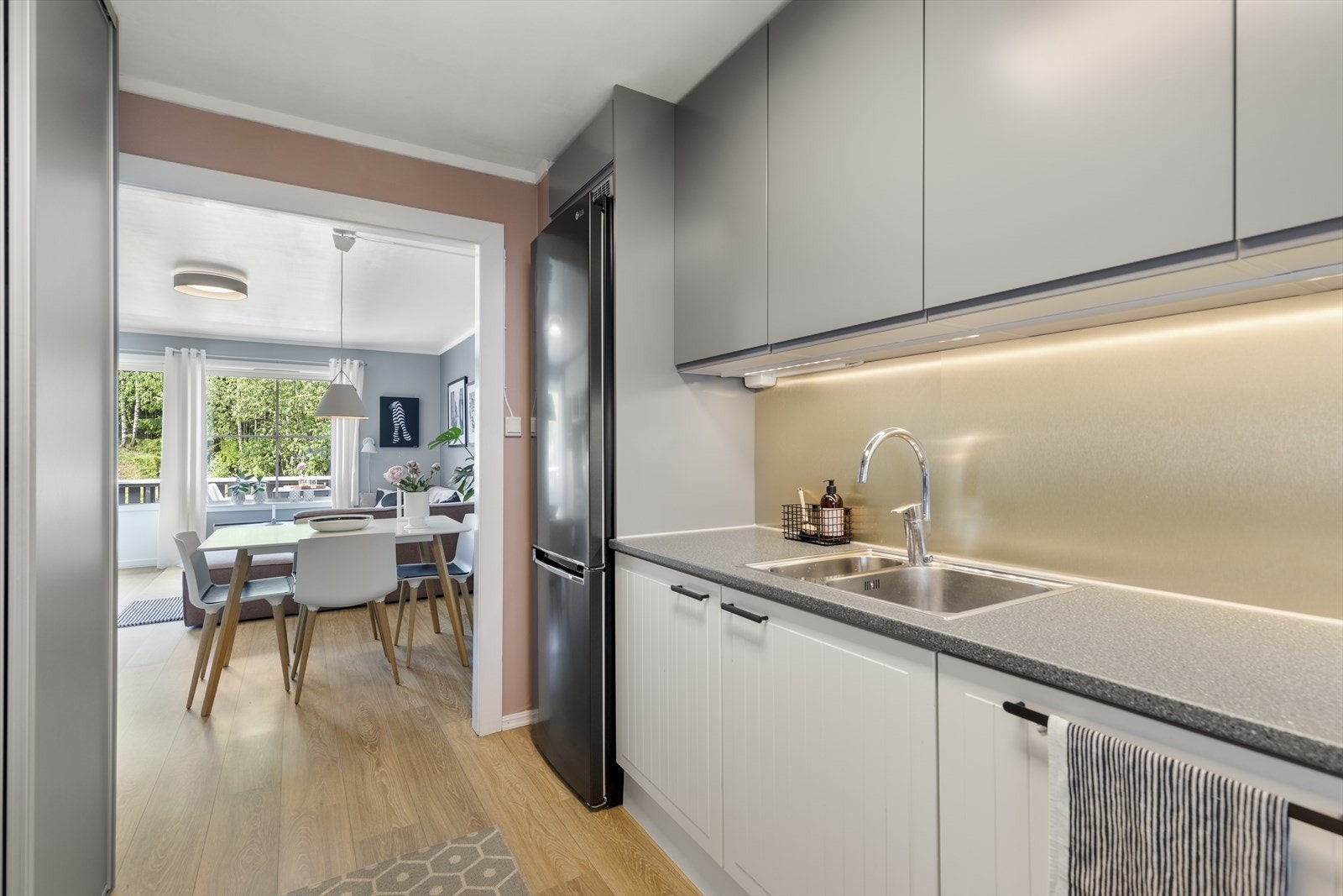 Det er integrerte hvitevarer som oppvaskmaskin, komfyr og platetopp, samt opplegg for kjøleskap. Galleribilde