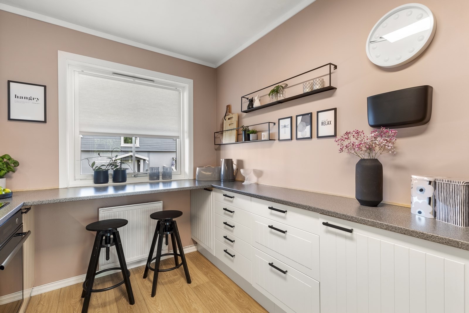 Rikelig med benkeplass på kjøkkenet, samt muligheten til å nyte en frokost ved vinduet om morgenen. Galleribilde