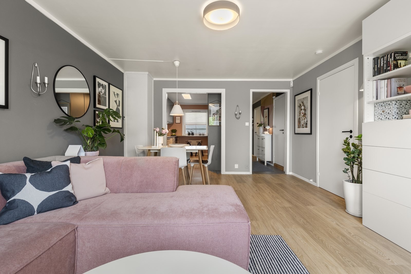 Overflatene er malt i trendy og fine farger Galleribilde