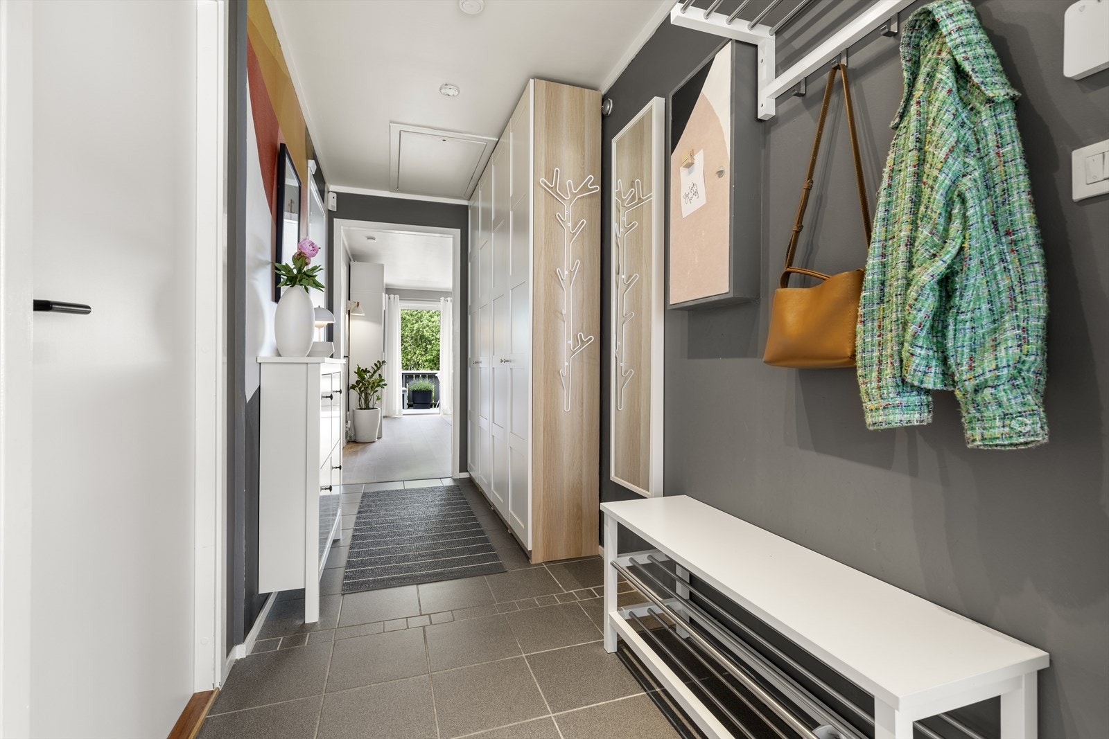 I entreen er det mulig å henge fra seg jakker og sette fra seg sko i stativet. Galleribilde