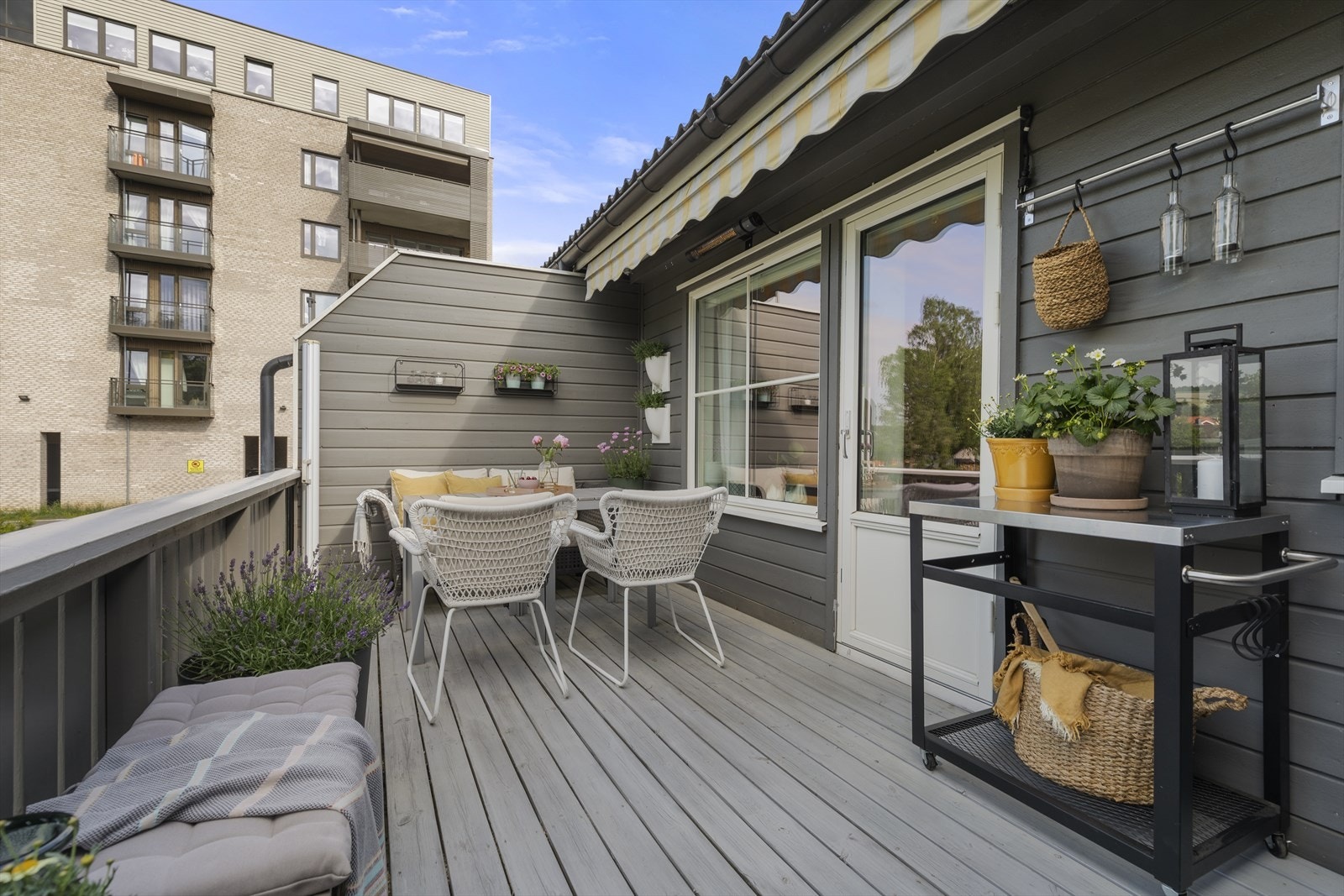 på balkongen kan du nyte en god middag med venner og familie. Galleribilde