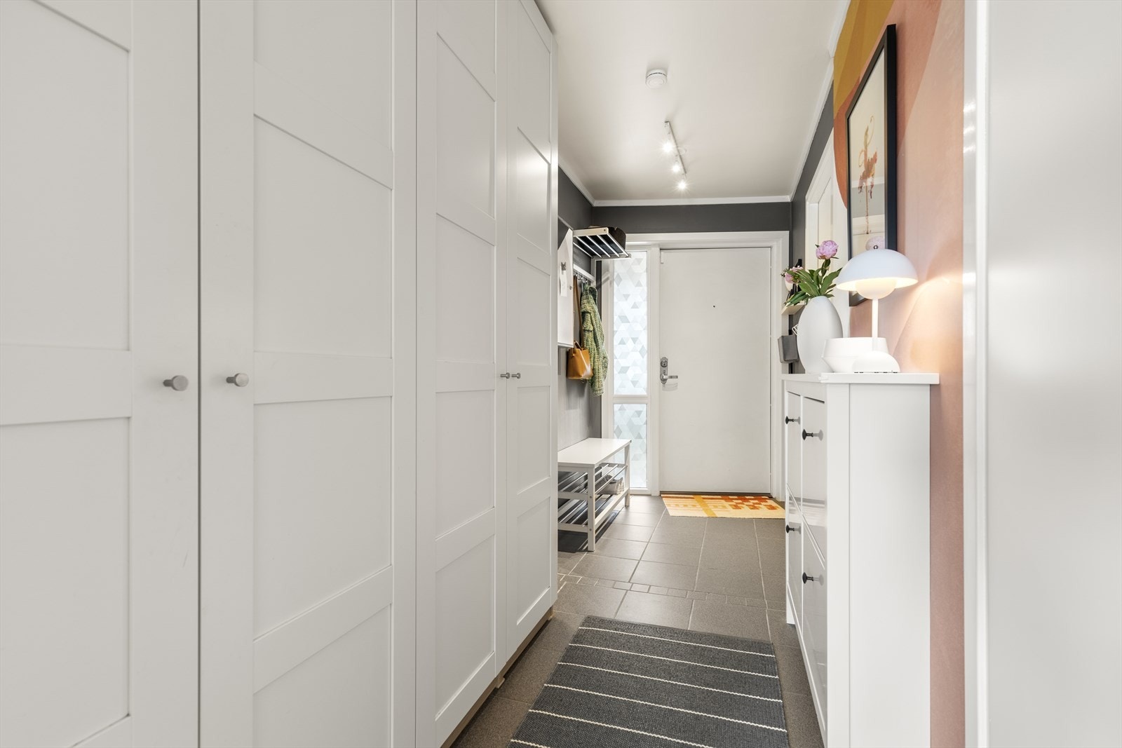 Stort garderobeskap i gangen som gir rikelig med oppbevaringsmuligheter for både klær og sko, Galleribilde