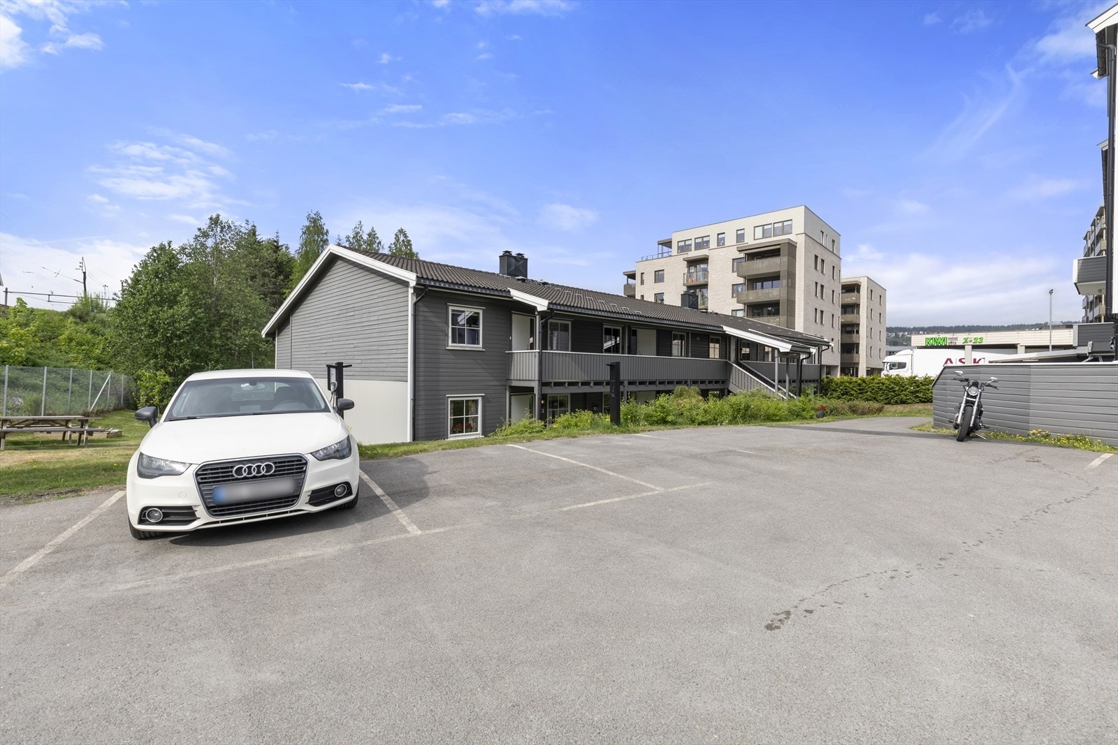 Det medfølger en biloppstillingsplass med elbillader. Galleribilde