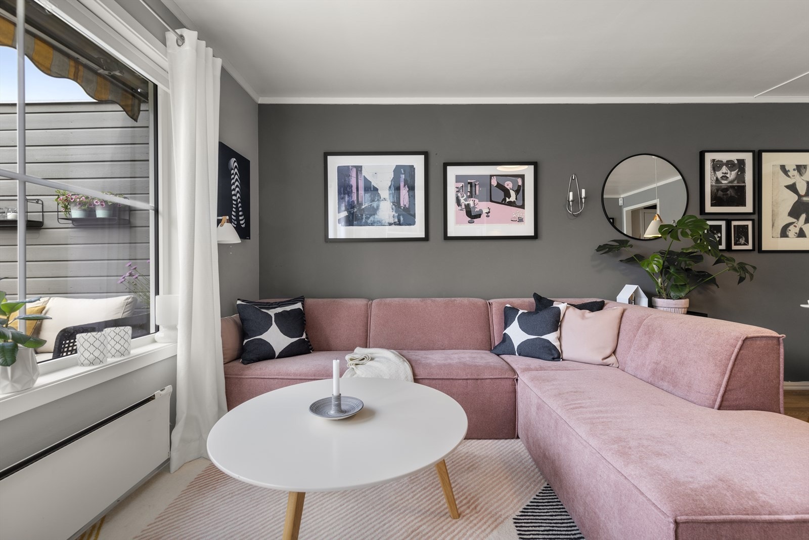 Utgang fra stue til en balkong på 13 kvm med gode solforhold Galleribilde