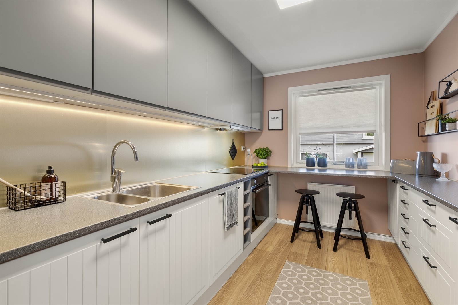 Kjøkkenet har innredning med glatte fronter, profilerte fronter og benkeplaten av laminat. Galleribilde