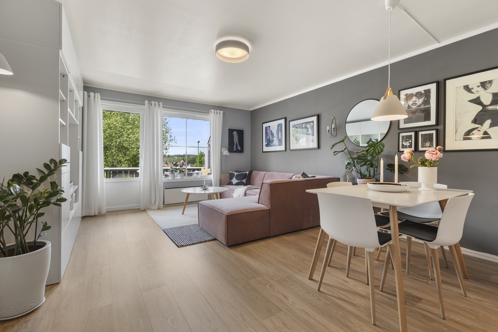 Leiligheten ligger i 2. etasje og består av følgende rom: entré/gang, soverom, bad, stue, kjøkken og soverom 2. Galleribilde