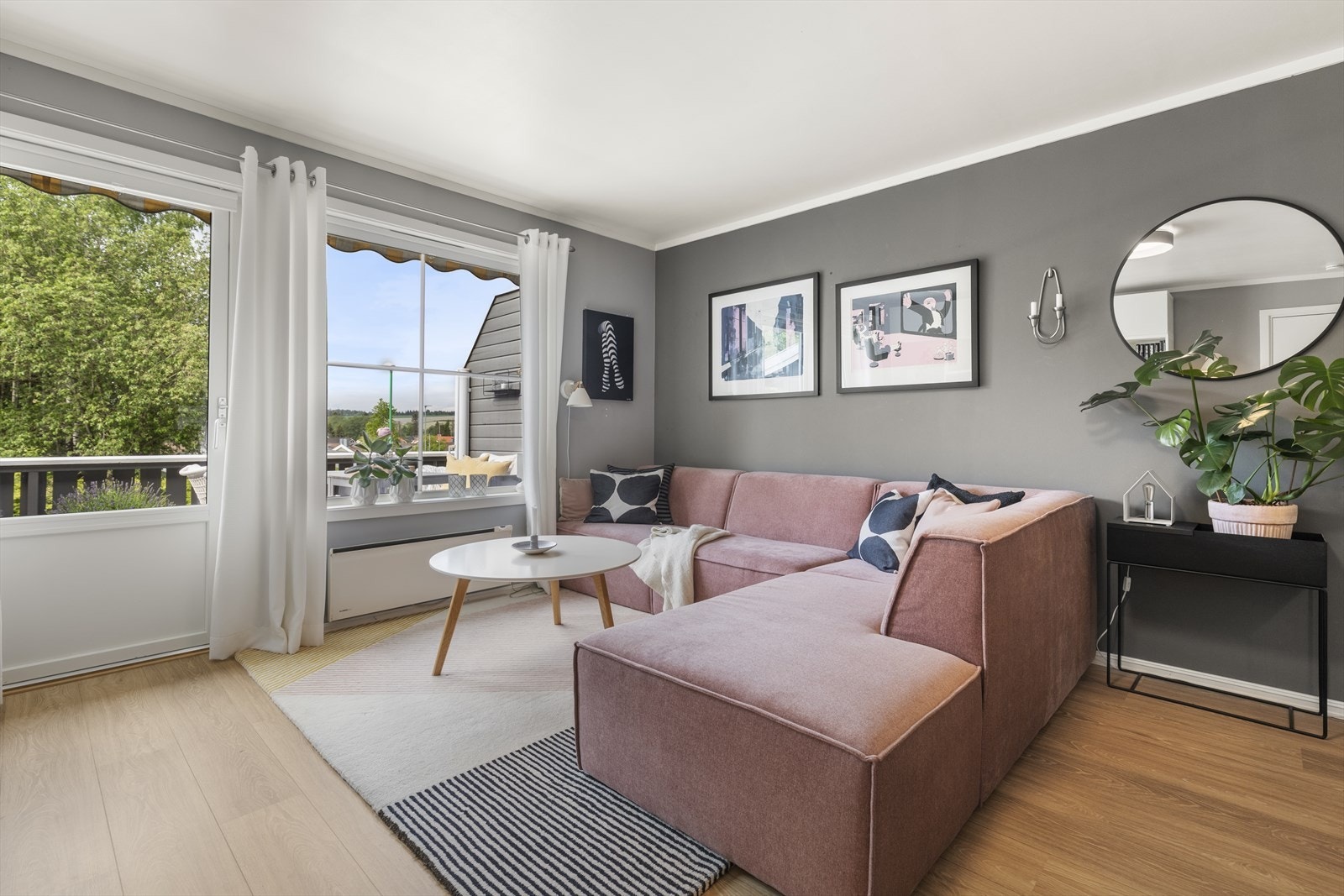 Store vindusflater som slipper inn rikelig med naturlig sollys. Galleribilde