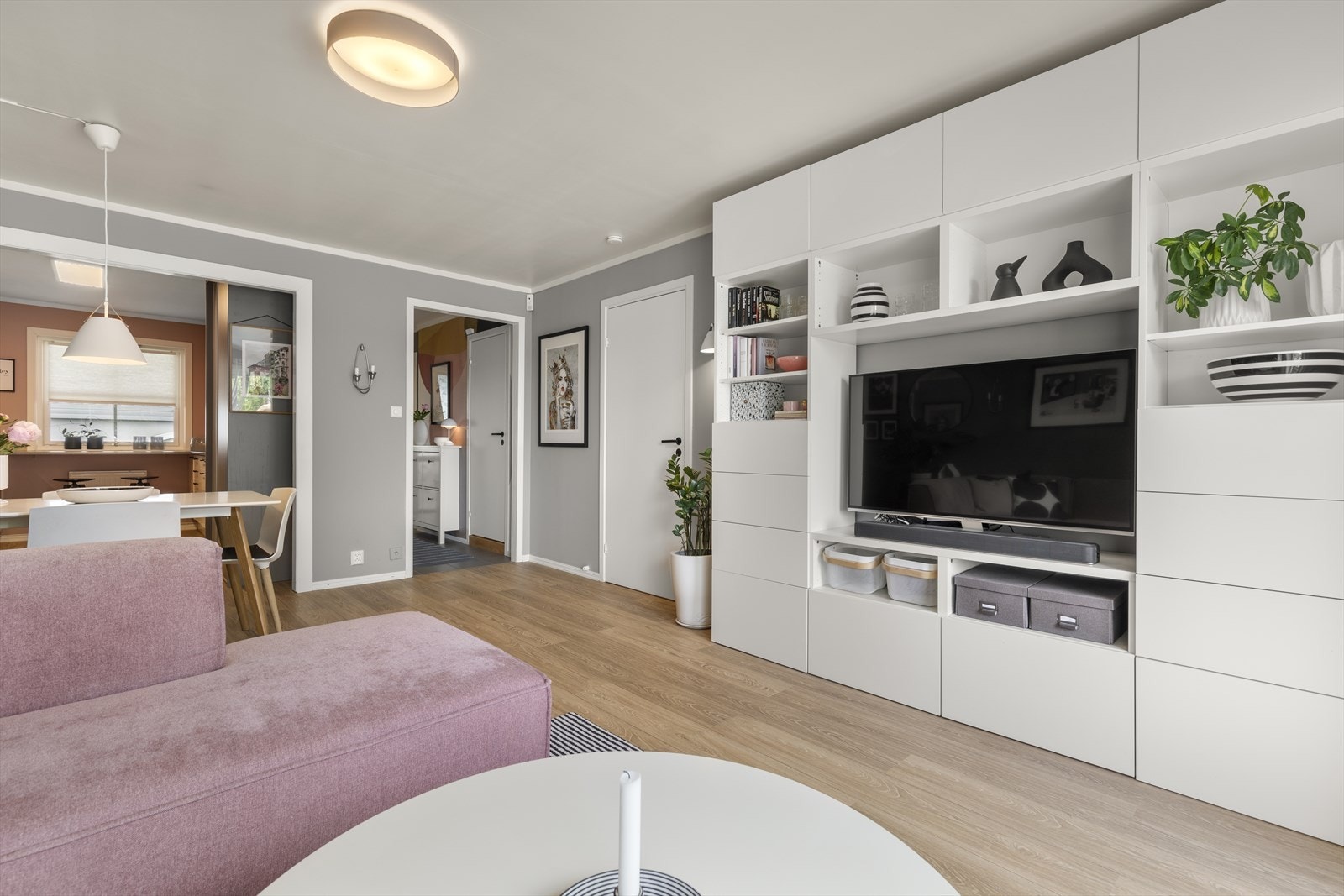 Leiligheten har en praktisk planløsning som gir flere møbleringsalternativer Galleribilde