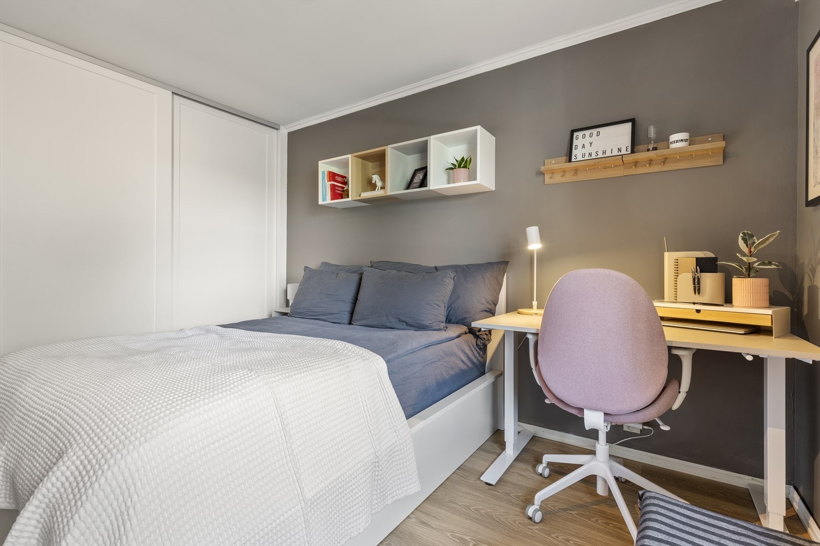 Videre er det innredet med en pult og en stor skyvedørsgarderobe, perfekt for oppbevaring av klær. Galleribilde