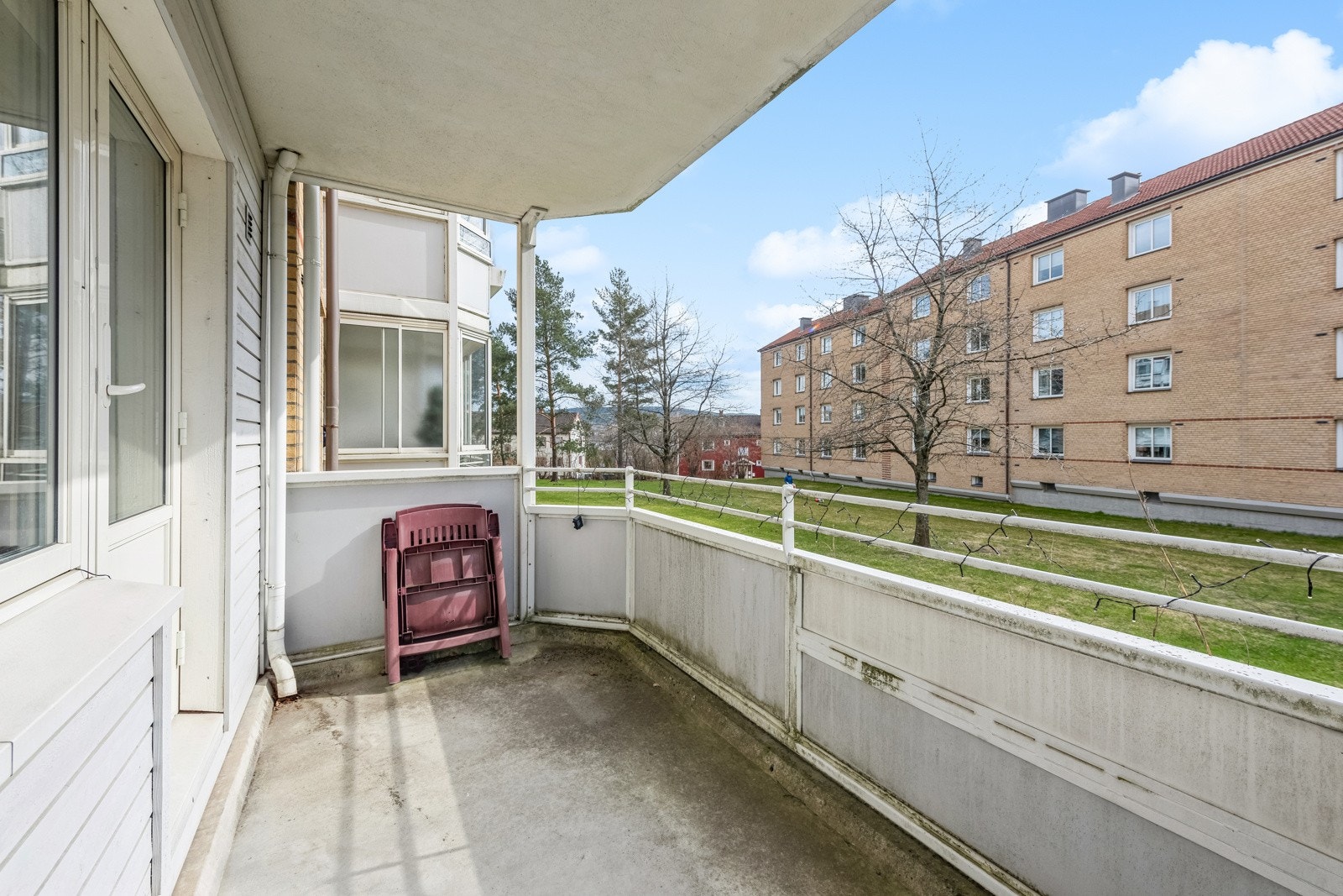 Fra stuen er det utgang sydvestvendt balkong med flotte solforhold. Galleribilde