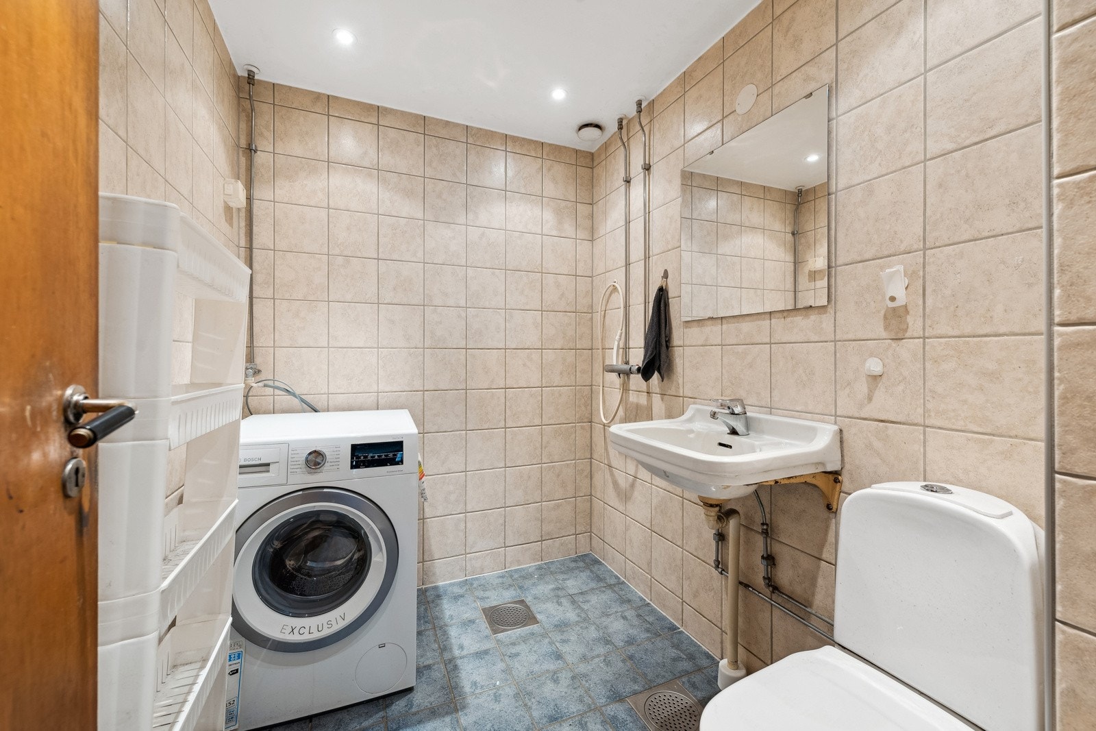 Flislagt bad med downlights. Vegghengt servant, vegghengt speil og dusjhjørne, samt klosett. Opplegg for vaskemaskin. Badet ble pusset opp i regi av borettslaget i 06/07. Det gjøres oppmerksom på at varmekablene på gulvet er defekt. Galleribilde