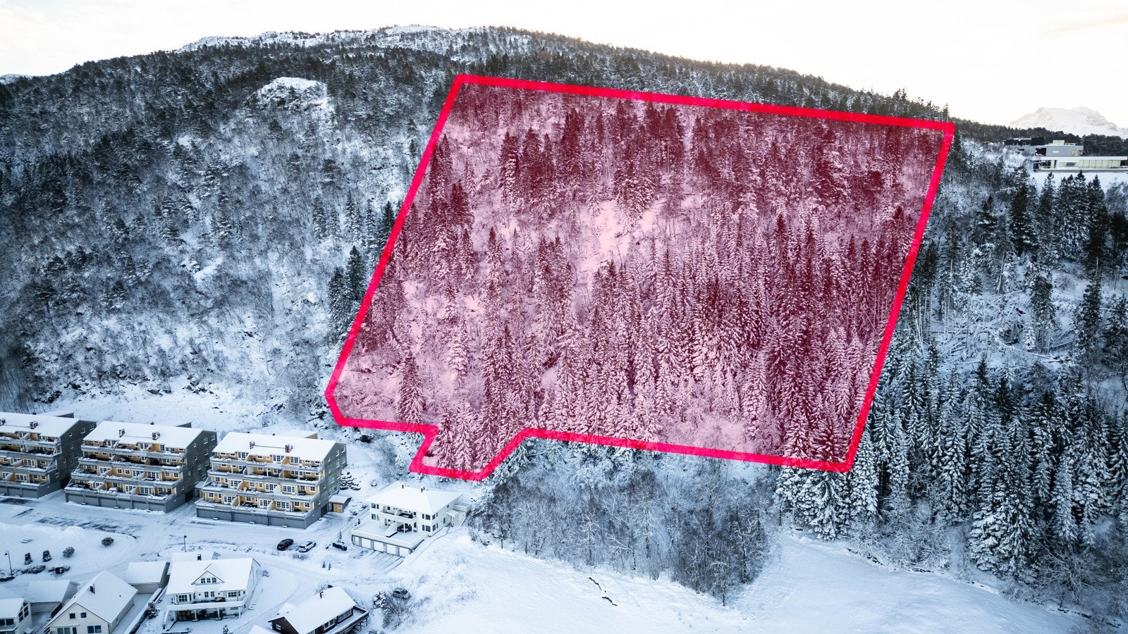 Hovedbilde - Det markerte området er en omtrentlig angivelse av tomtearealet Galleribilde