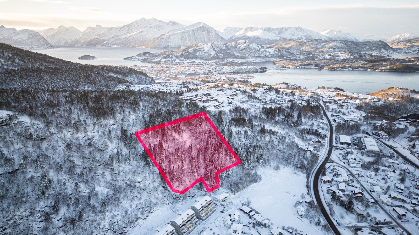 Dronebilde 15 - Det markerte området er en omtrentlig angivelse av tomtearealet Galleribilde