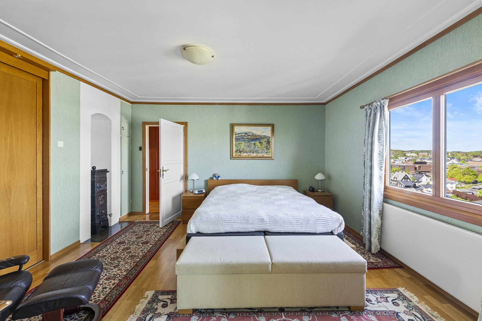 Soverom med vedovn Galleribilde