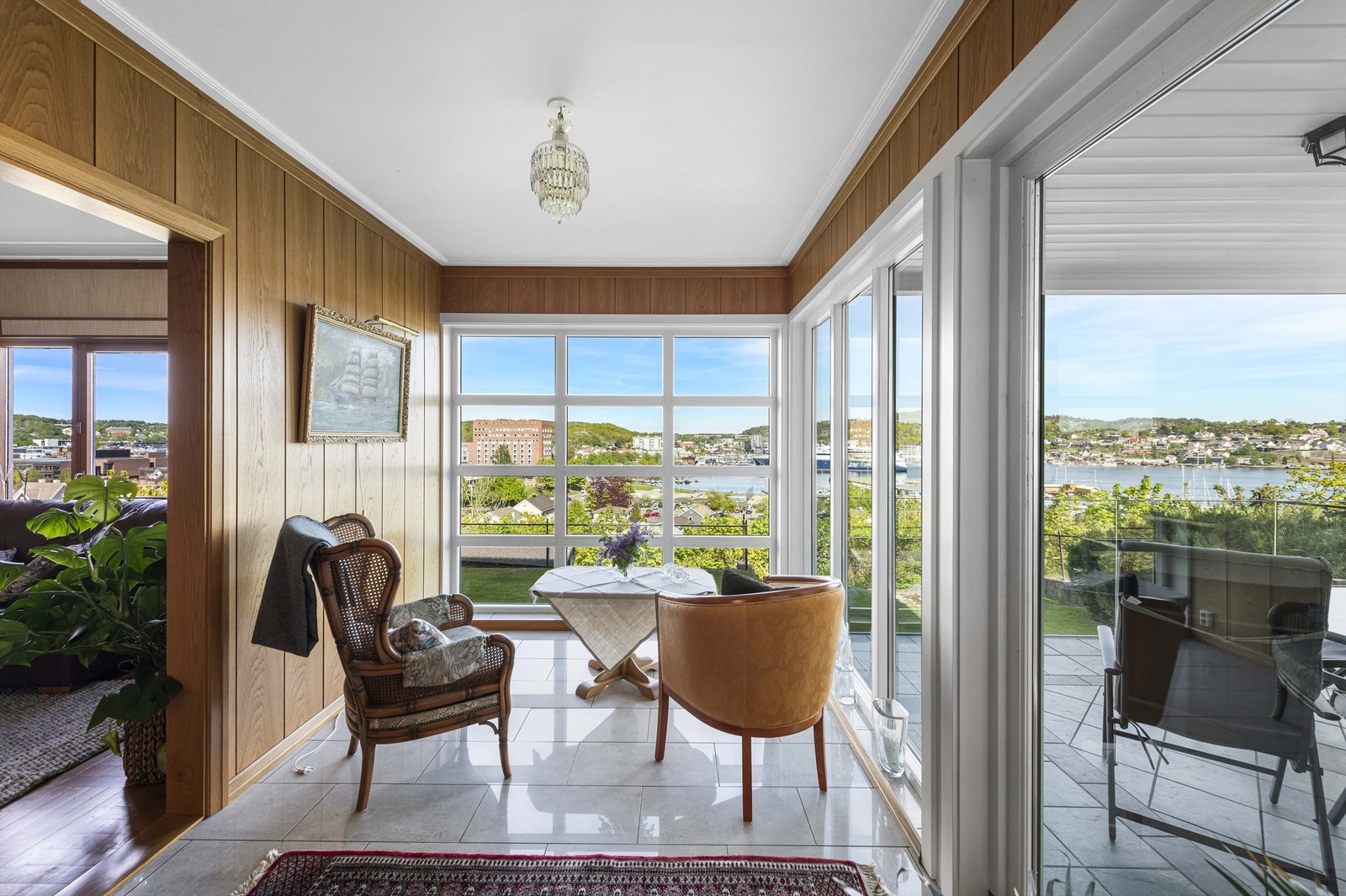 Vinterhagen med vinduer fra gulv til tak Galleribilde