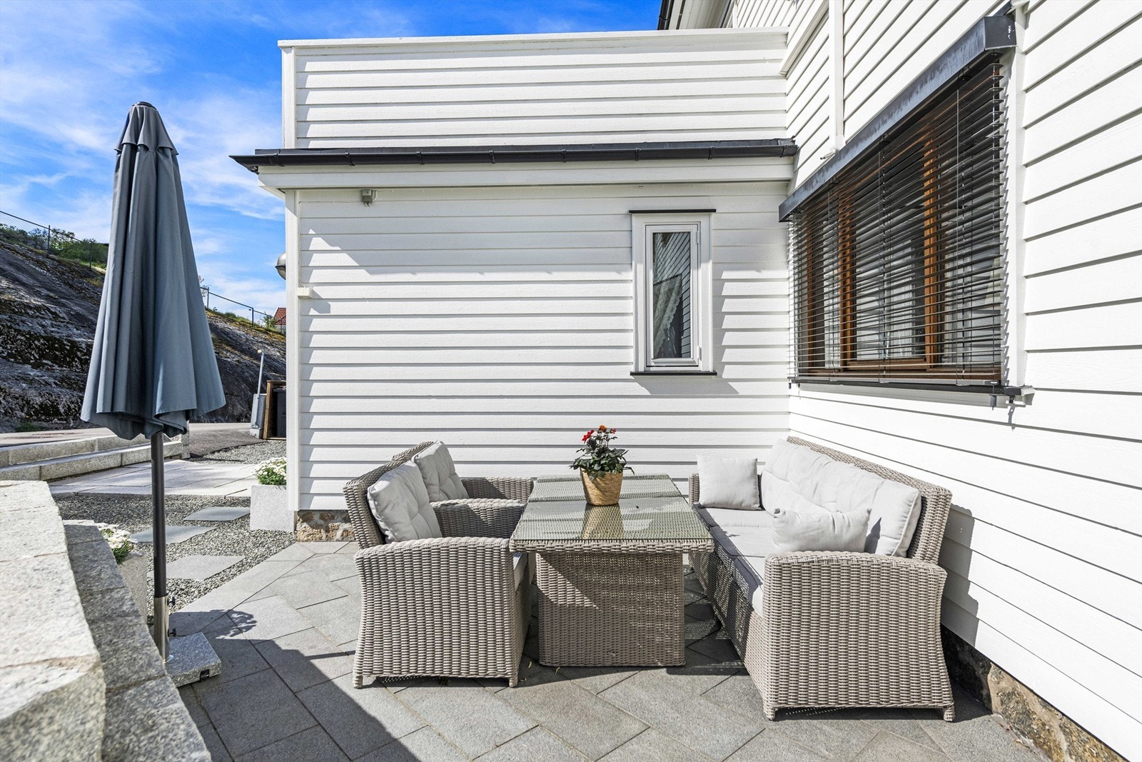 Uteplass ved inngangspartiet Galleribilde