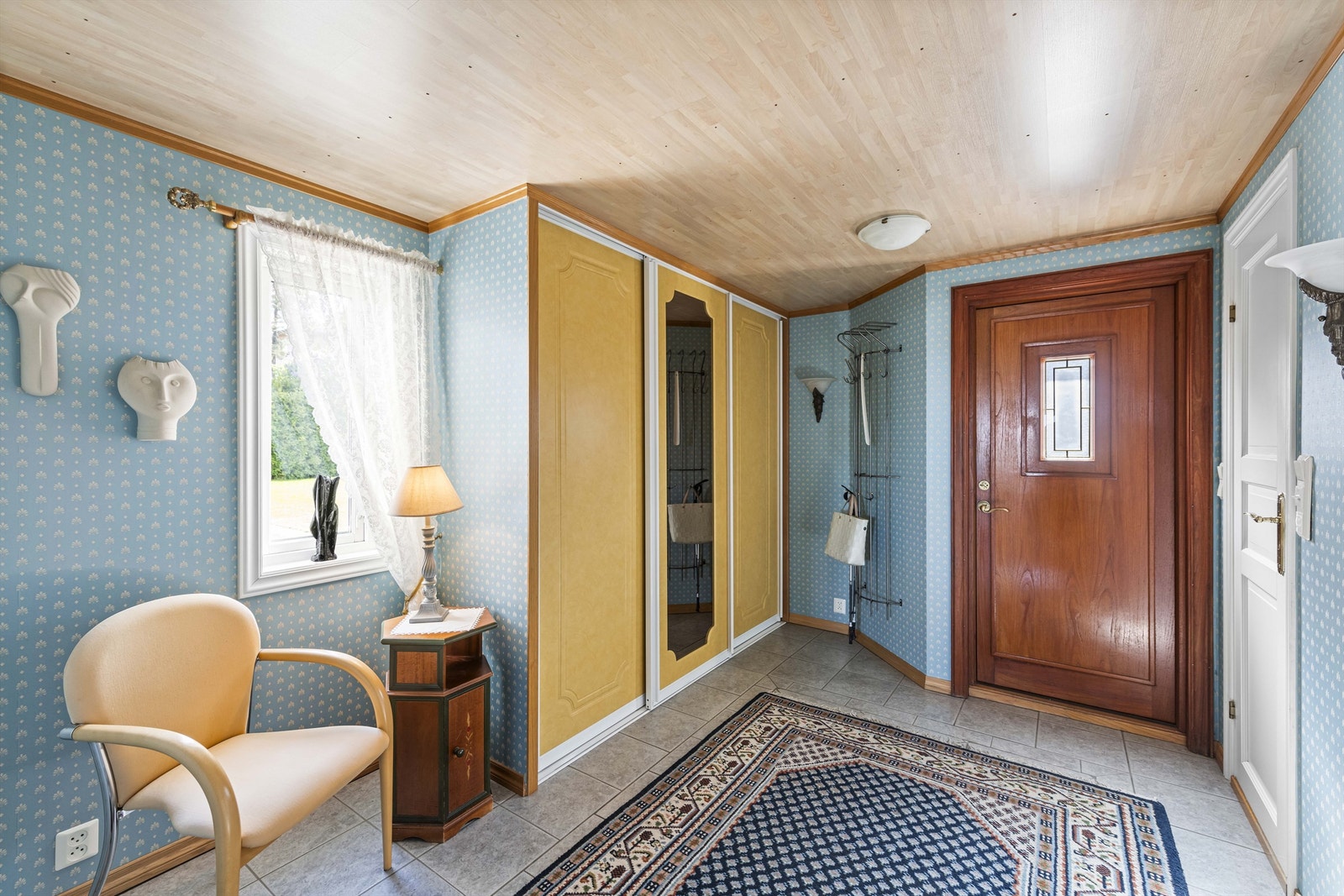 Gangen med god garderobeplass Galleribilde