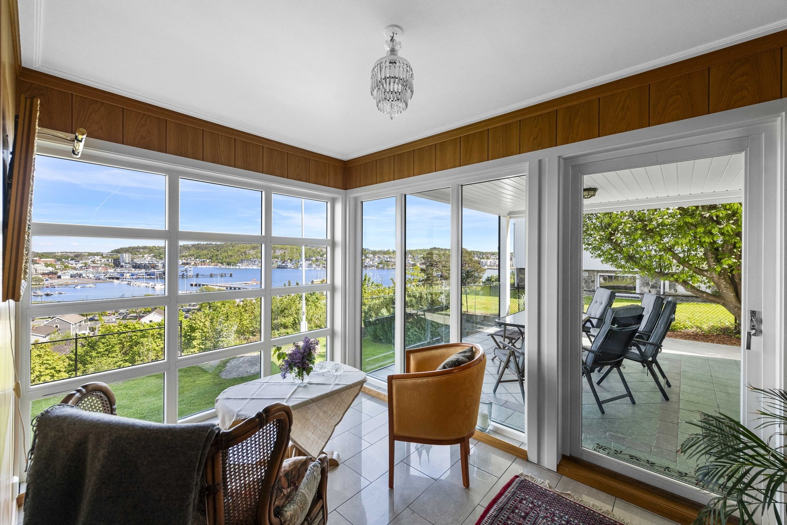 Utgang til overbygget terrasse fra vinterhagen Galleribilde