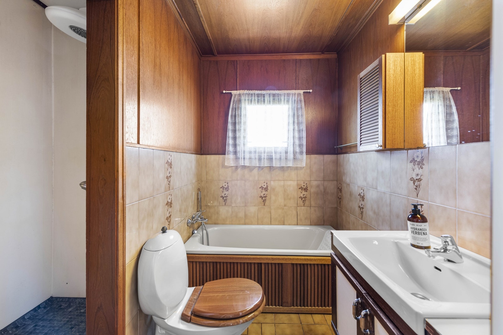 Bad av eldre dato Galleribilde