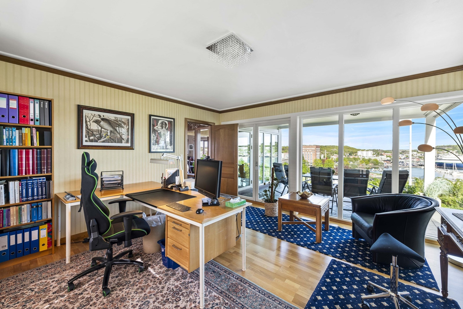 Denne stuen brukes i dag som kontoret og har fantastiske lysforhold og vinduer fra gulv til tak Galleribilde