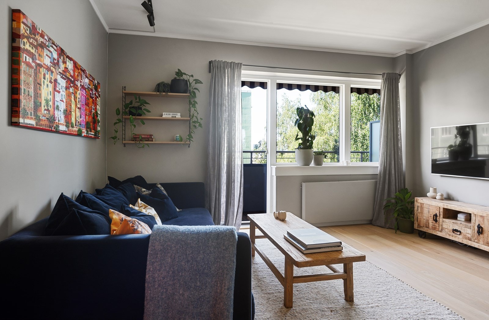 Romslig stue med plass til sofagruppe, bord og tilhørende møblement. Galleribilde