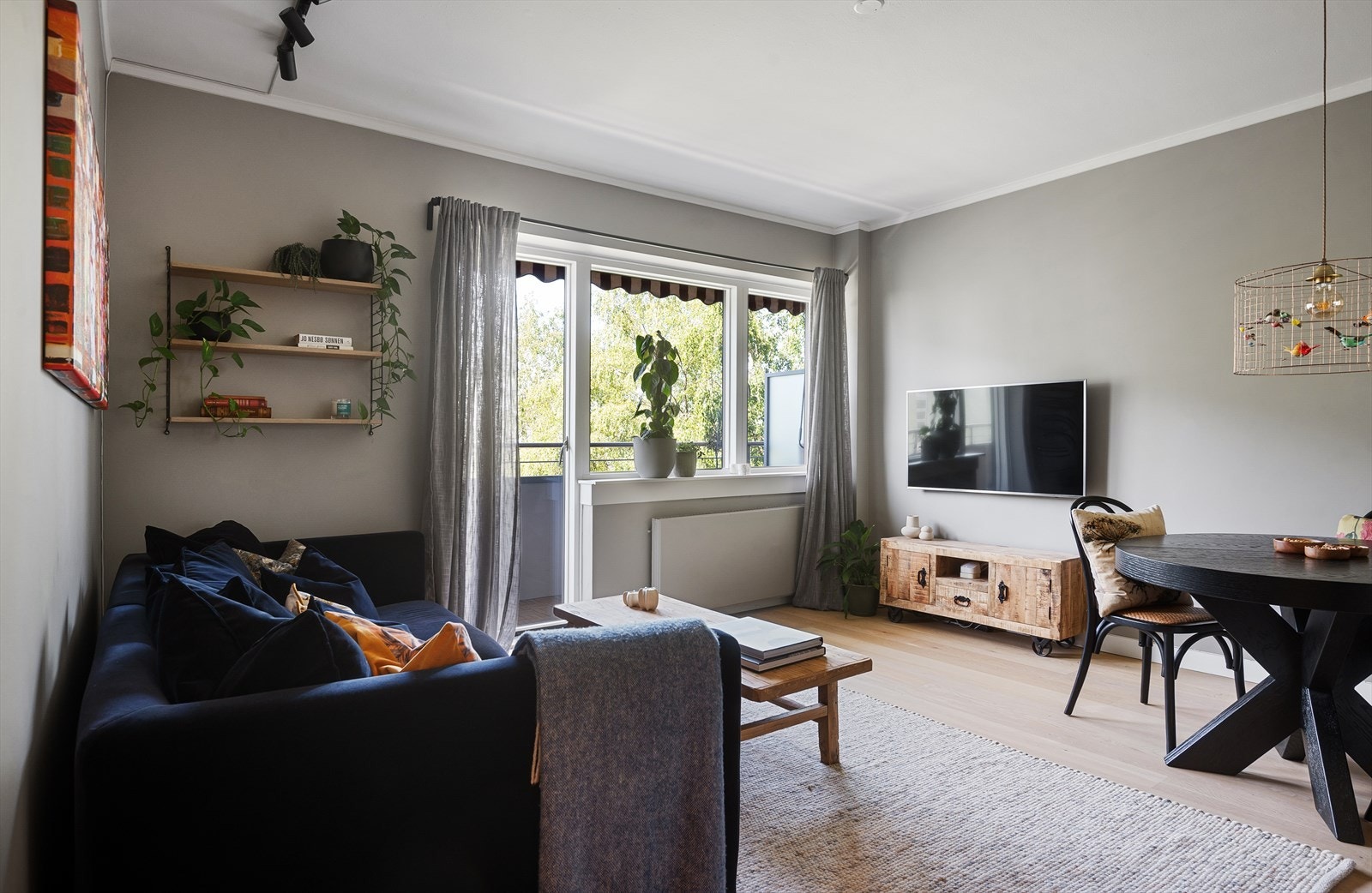 Leiligheten ligger "høyt og fritt" i byggets 5. etasje med utsyn mot Marienlystparken. Galleribilde