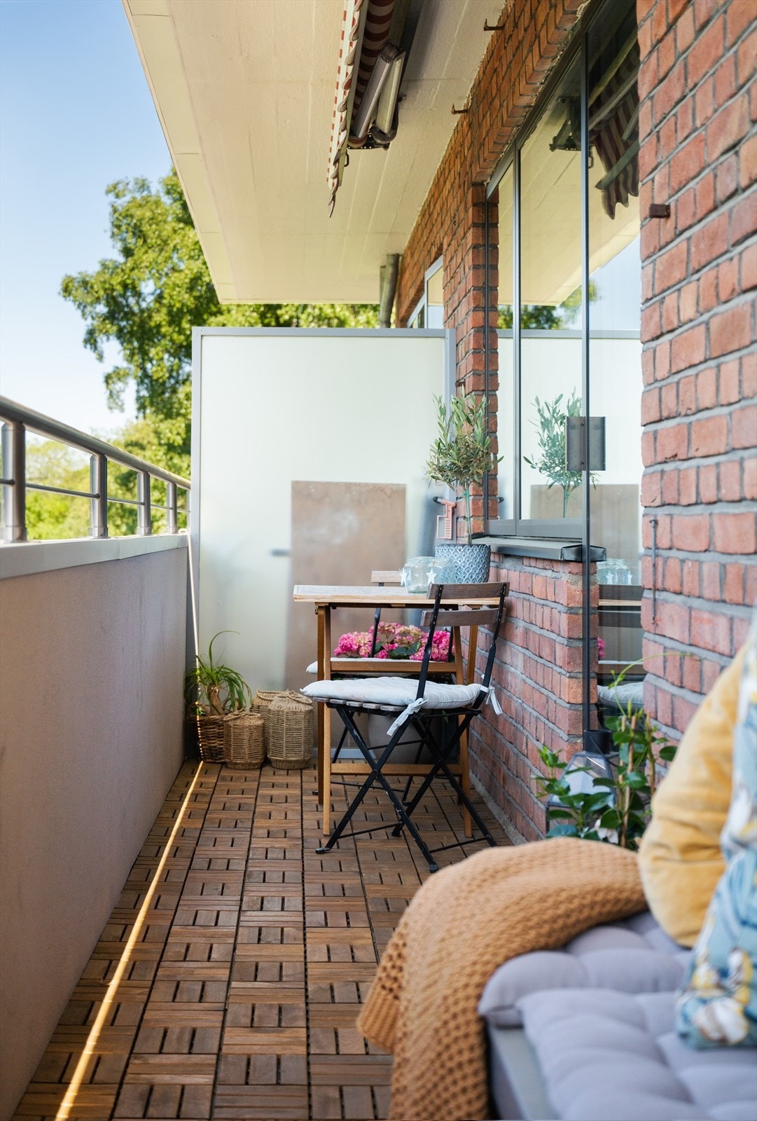 Stor og solrik balkong med skjermet beliggenhet og hyggelig utsyn. Galleribilde