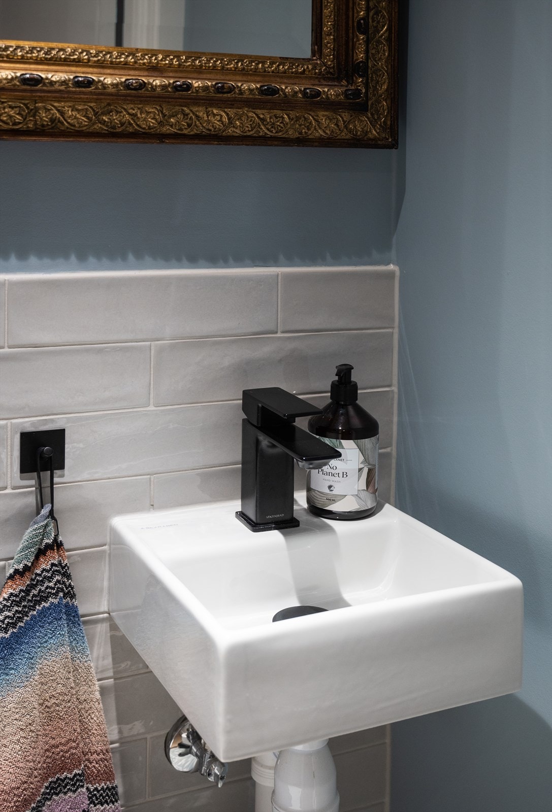 Fliser til brystning på veggflatene og flislagt gulv med varmekabler. Galleribilde